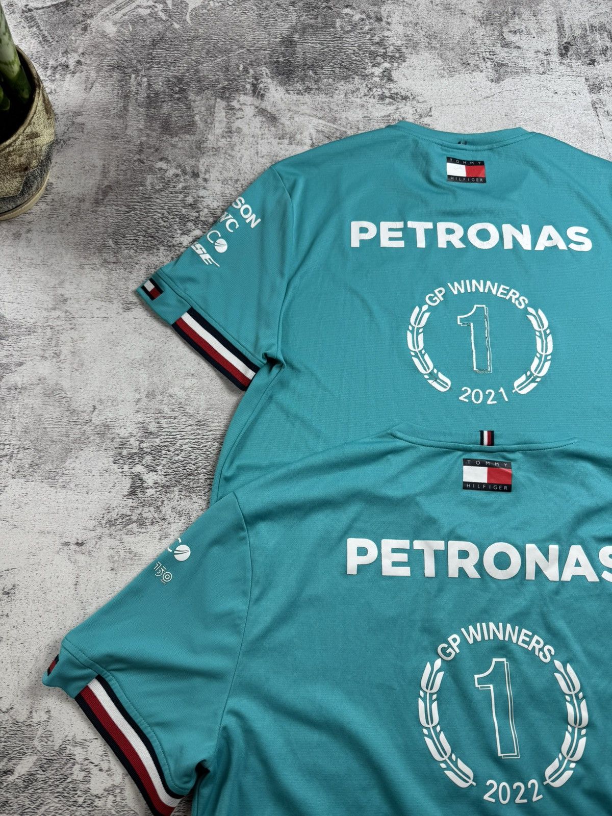 Tommy Hilfiger x2 Petronas AMG Winners 2021 2022 Moto Racing Formula 1 T Shirt Men’s Tee Jersey Size US L / EU 52-54 / 3 - 9 Thumbnail