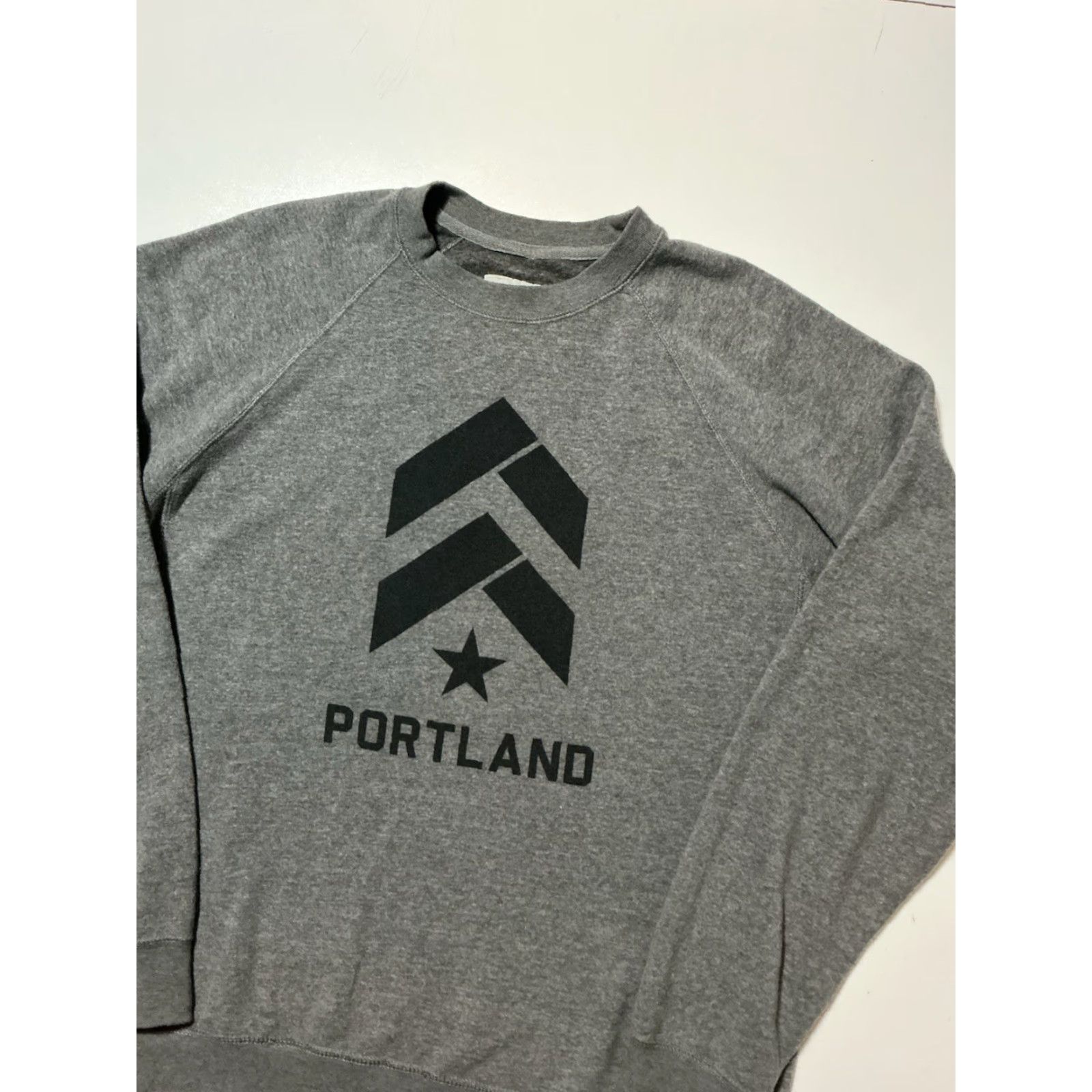 Vintage VINTAGE Barry’s Bootcamp Portland Gym Fitness Logo Gray Fleece Crewneck Sweatshirt Sz. L Mens Pullover 50 Chest 29 Length Size US L / EU 52-54 / 3 - 3 Thumbnail