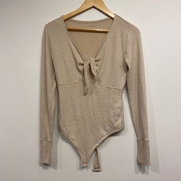Abercrombie & Fitch Abercrombie & Fitch Cream Long Sleeve Bodysuit Size S / US 4 / IT 40 - 1 Thumbnail