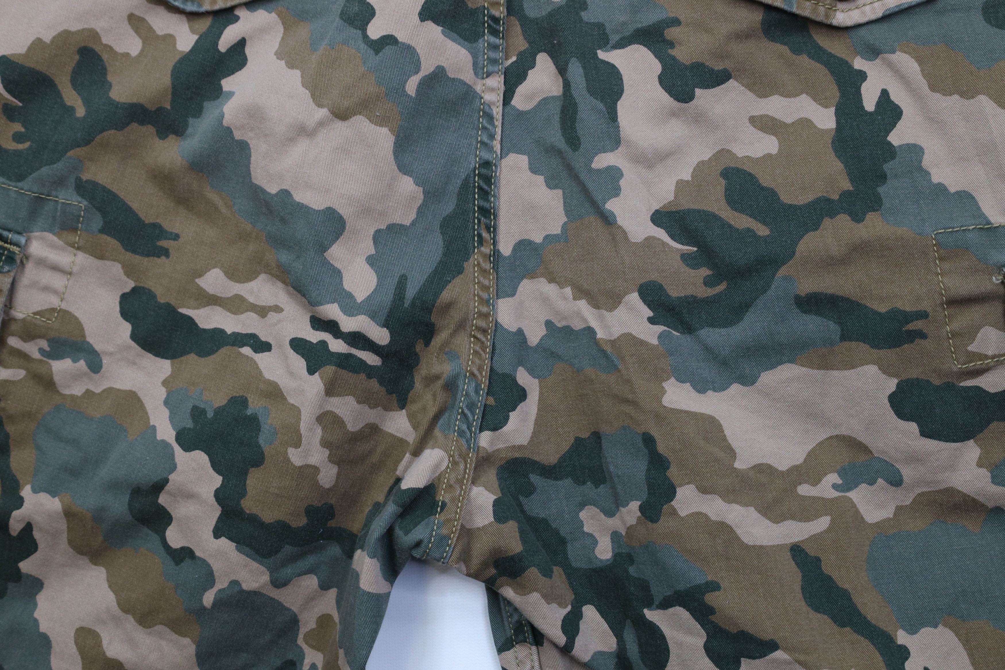 Levi's Vintage Y2K Levis Relaxed Fit Camouflage Cargo Shorts Cotton Size US 33 - 10 Thumbnail