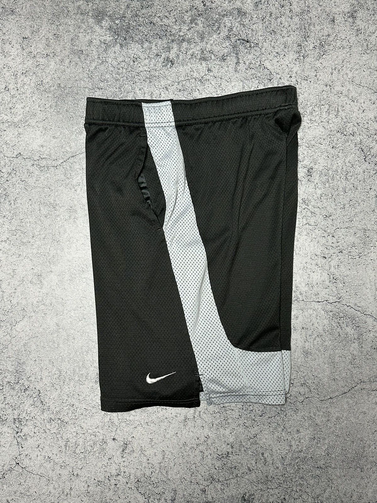 Nike Vintage Nike Basketball Shorts Size US 32 / EU 48 - 6 Thumbnail