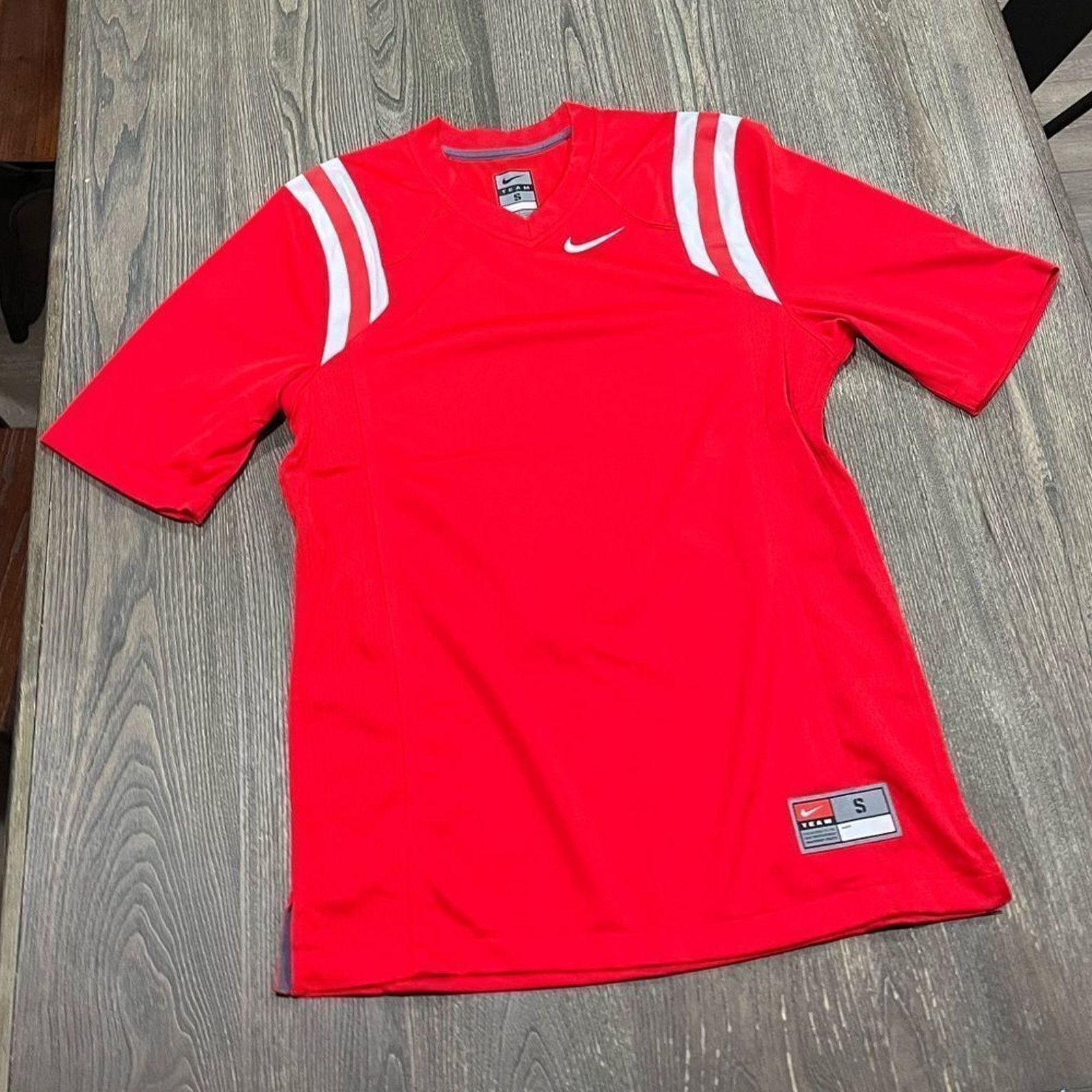 Nike NWOT Nike Team Jersey V-Neck Swoosh Logo Print Red White S Size US S / EU 44-46 / 1 - 1 Thumbnail
