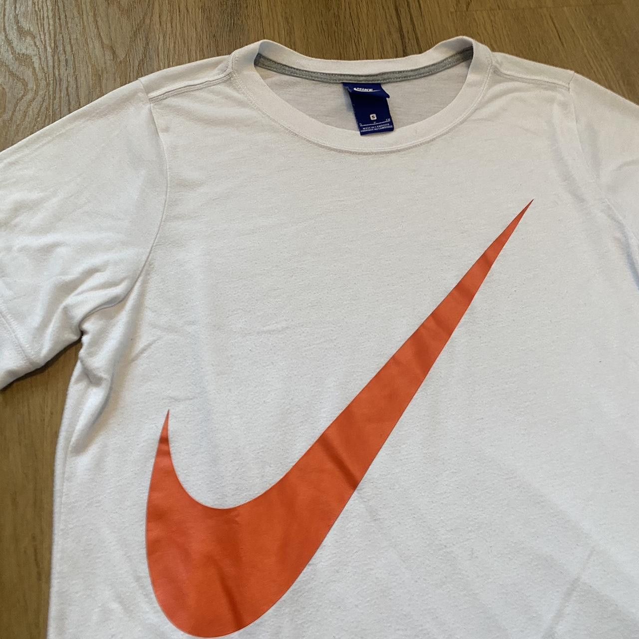 Nike White Nike sportswear T-shirt with orange swoosh Size US S / EU 44-46 / 1 - 3 Thumbnail