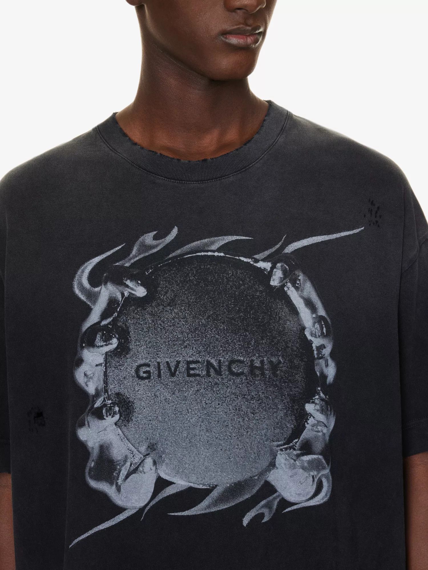 Givenchy o1srvl11e0924 Graphic-Print Faded-Cotton-Jersey T-Shirt Size US L / EU 52-54 / 3 - 5 Thumbnail