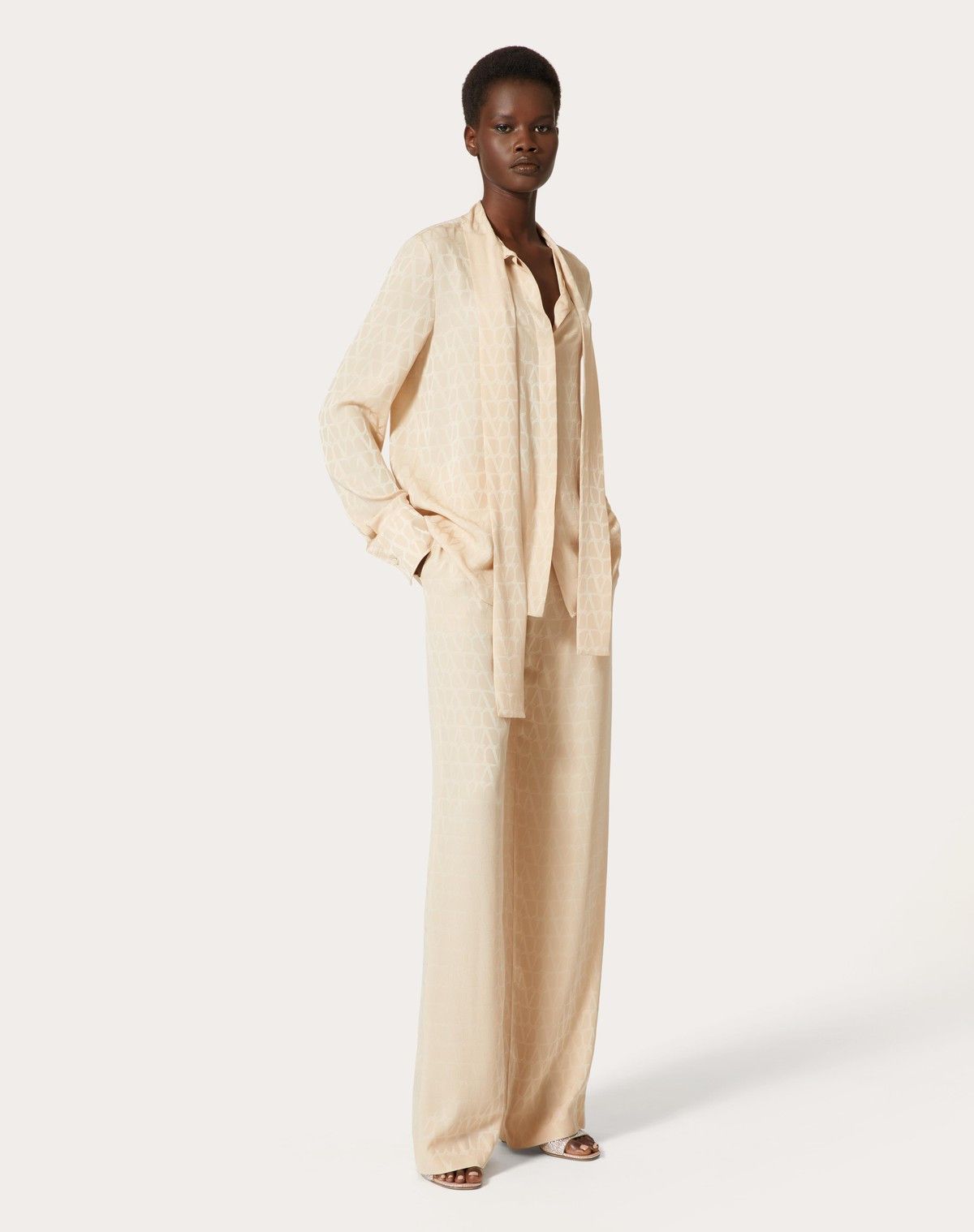 Valentino o1s1wg110525 Toile Iconographe Silk Jacquard Blouse in Beige Size XS / US 0-2 / IT 36-38 - 3 Thumbnail