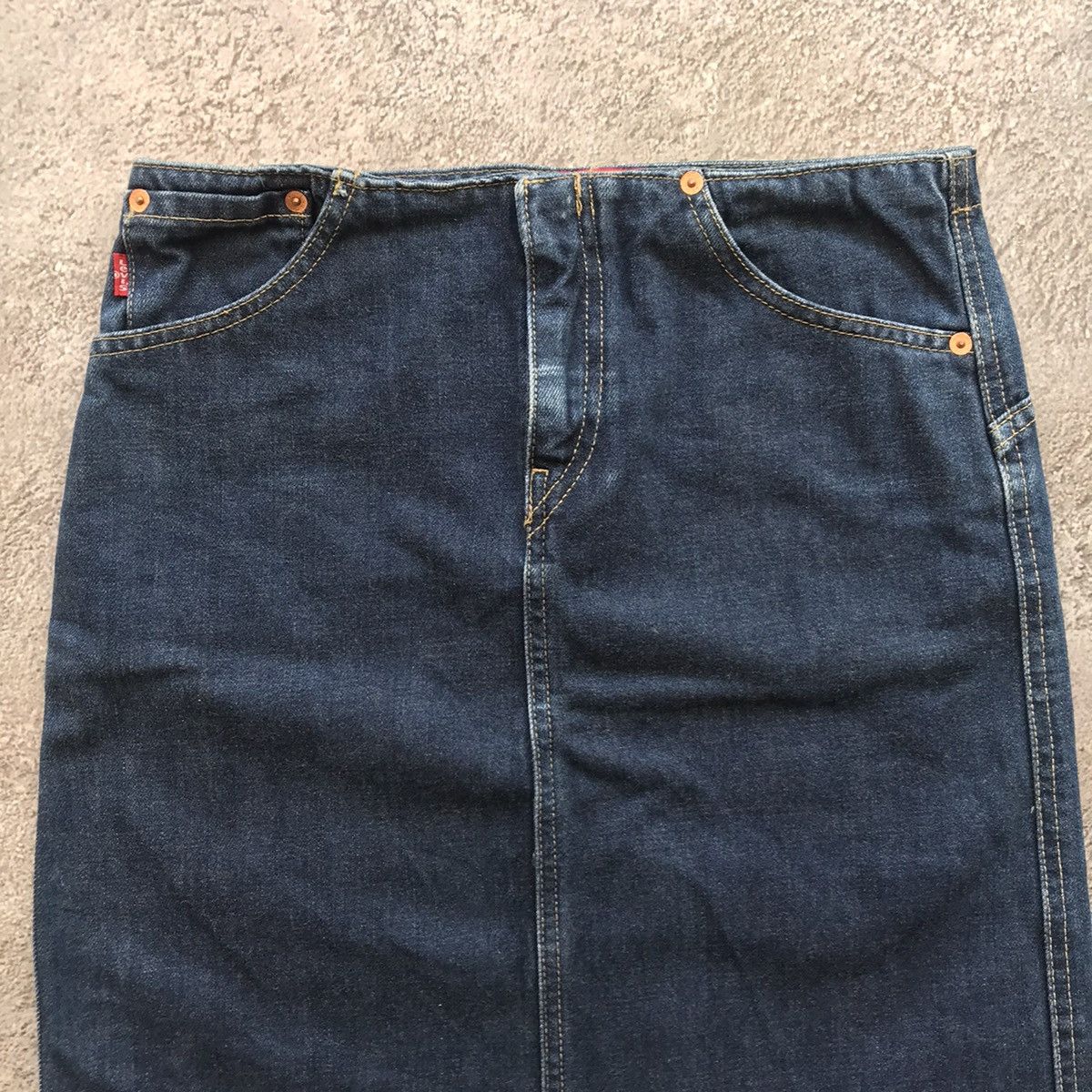 Vintage Vintage Levis Y2K Midi Skirt Thrashed Dark Wash Punk Boxy 27 Size 27" / US 4 / IT 40 - 4 Thumbnail