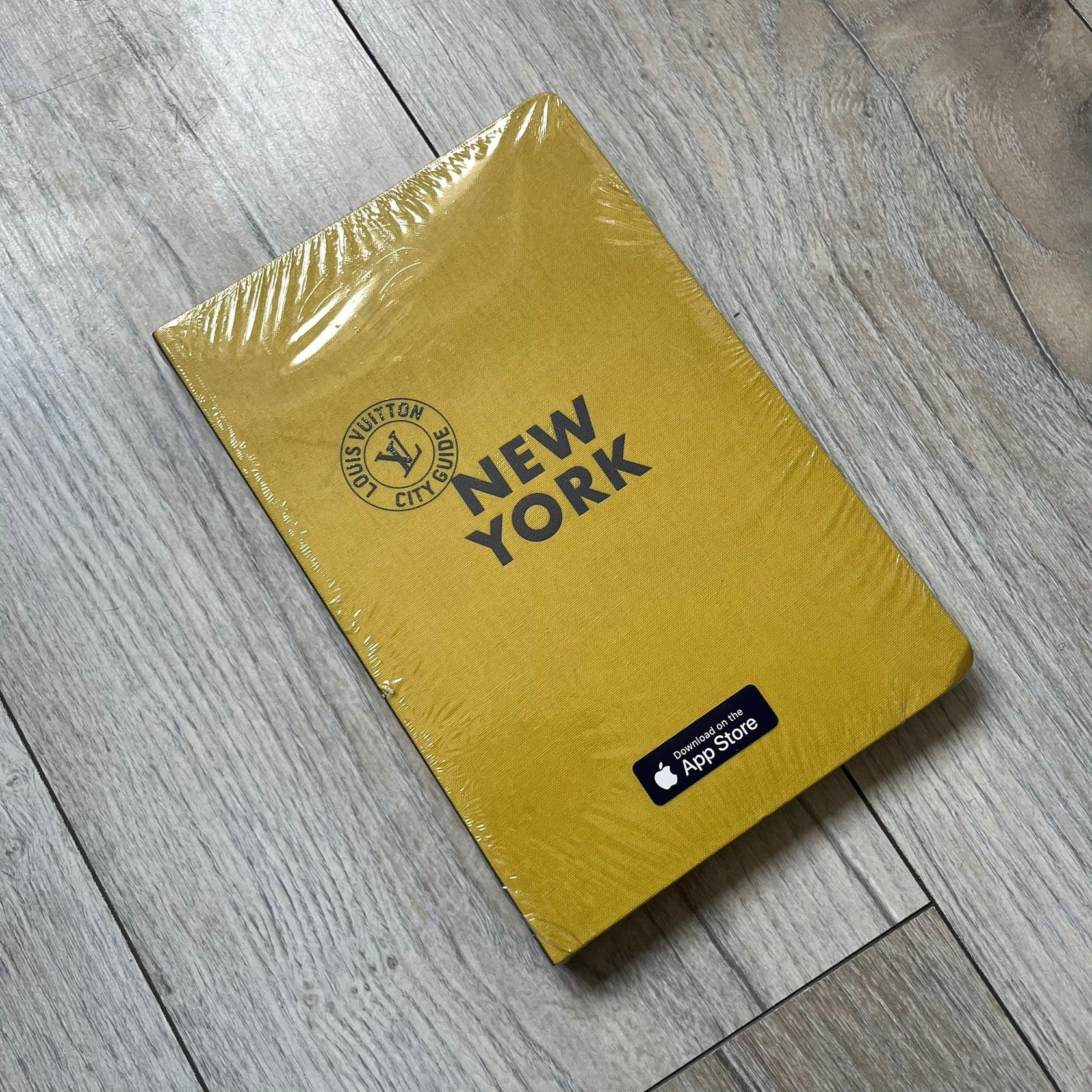 Louis Vuitton Louis Vuitton 'New York' City Guide Book Size ONE SIZE - 1 Thumbnail
