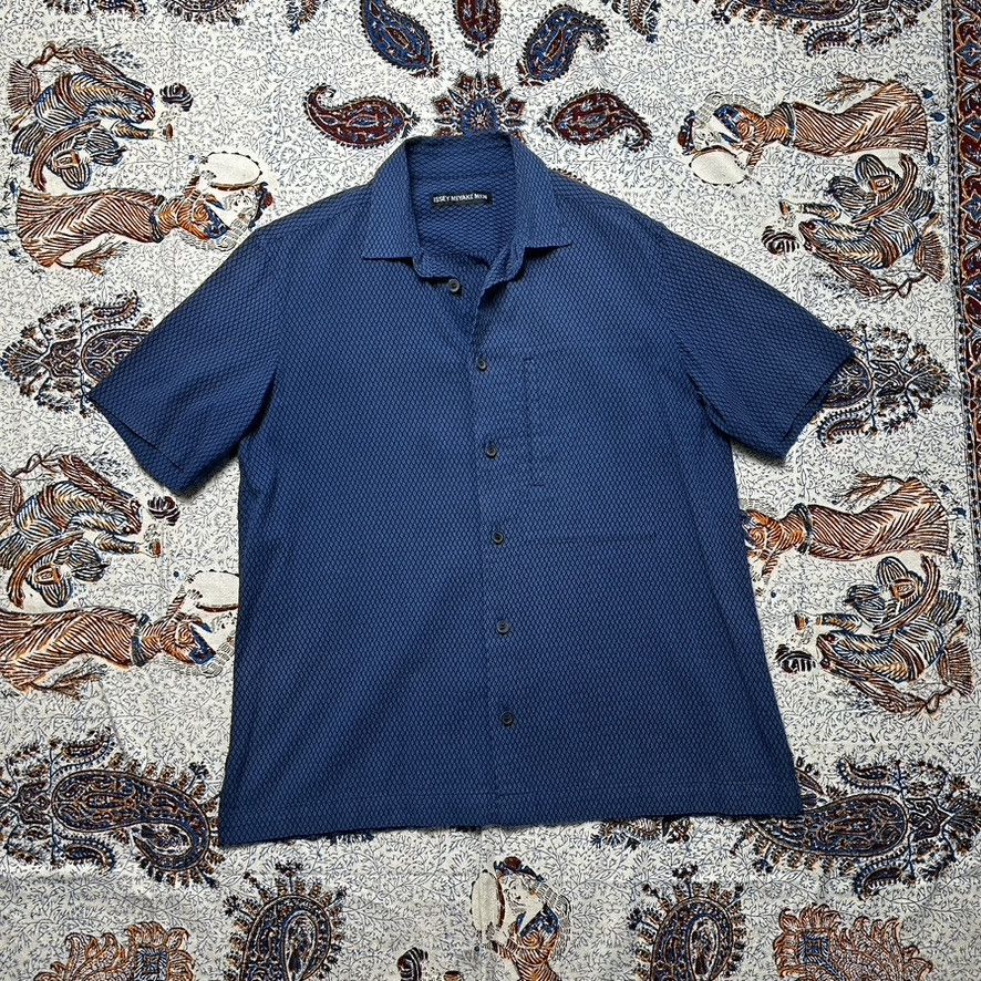 image of Issey Miyake Men Half Sleeve Shirt in Blue (Size Medium)