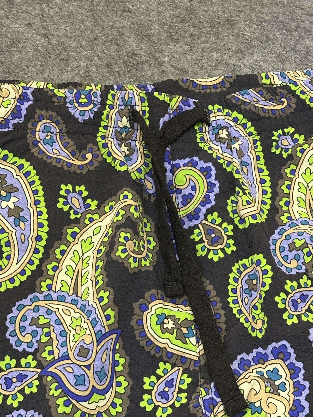 Huf HUF Paisley Easy shorts featuring a green and blue. Size US 34 / EU 50 - 6 Thumbnail