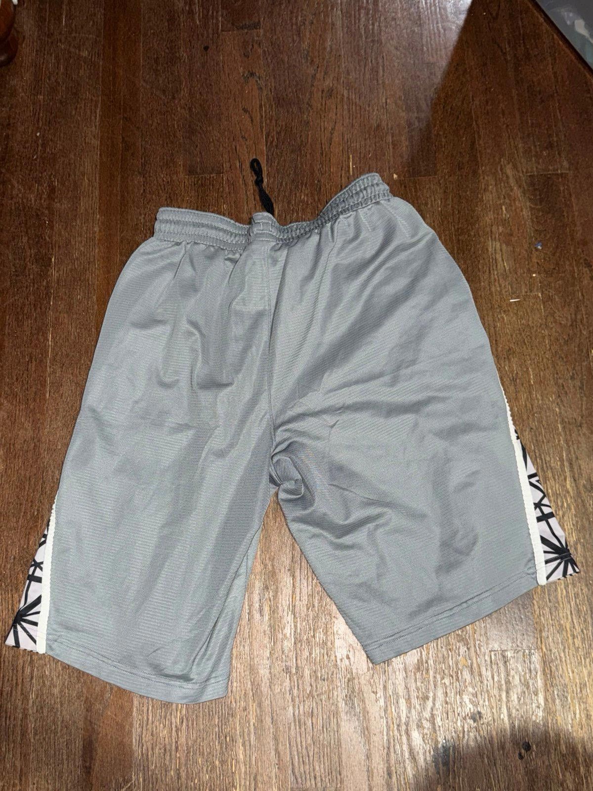 Nike Vintage Nike KD Mesh Hoop Shorts Basketball Mens Sz M Rare Size US 32 / EU 48 - 7 Thumbnail