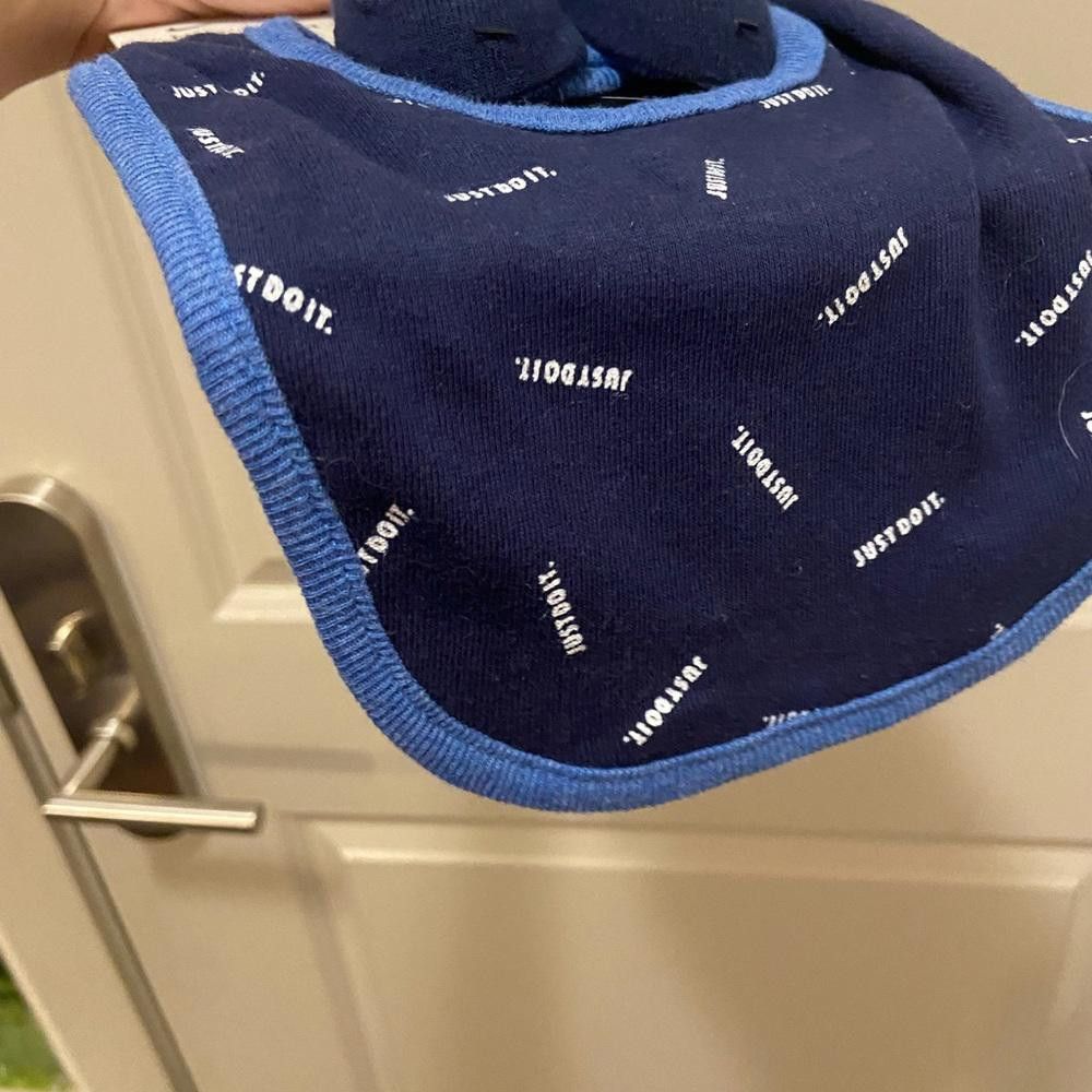 Nike Nike Baby 2 Piece Bib & Socks Size ONE SIZE - 2 Thumbnail