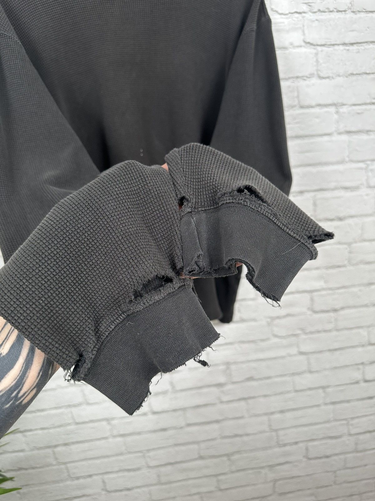 Vintage (L) PERFECTLY THRASHED WAFFLE Knit Black Longsleeve Tee Size US L / EU 52-54 / 3 - 8 Thumbnail