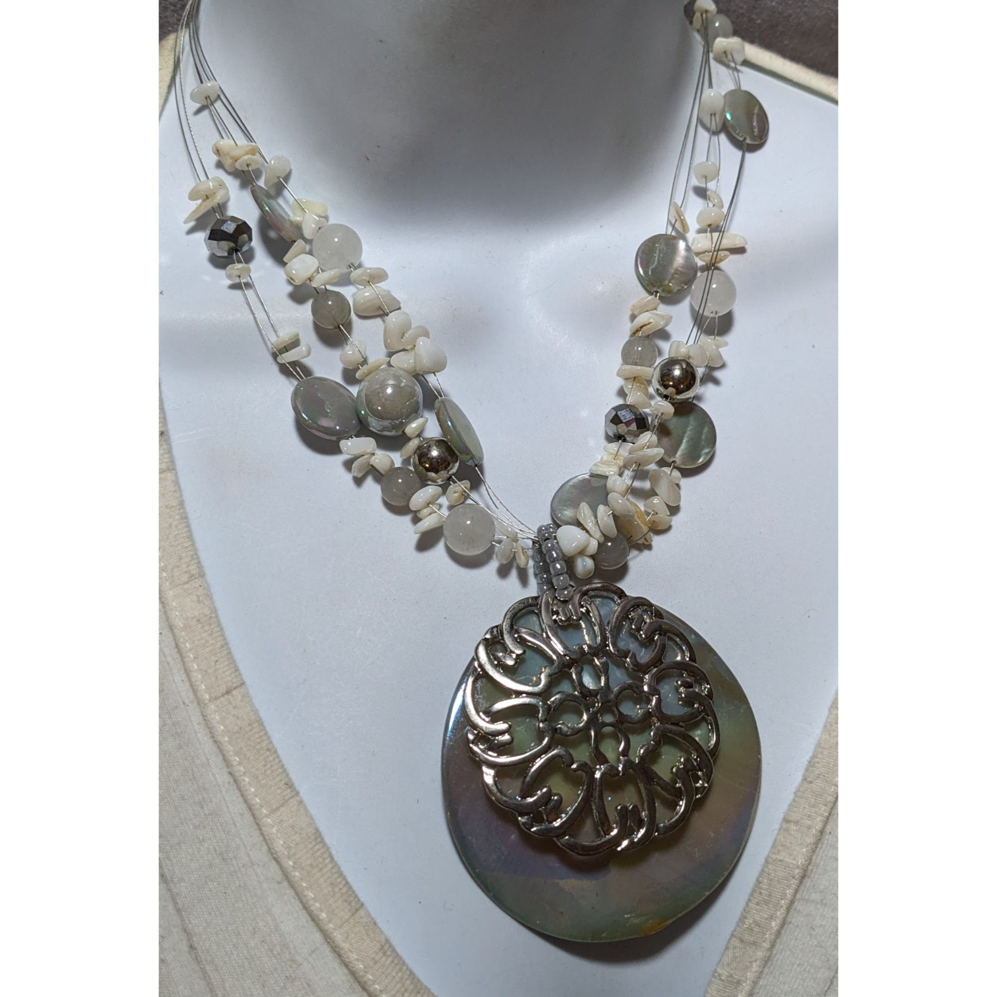 Other Vintage Mermaidcore Grey Rainbow Shell Necklace Size ONE SIZE - 7 Thumbnail