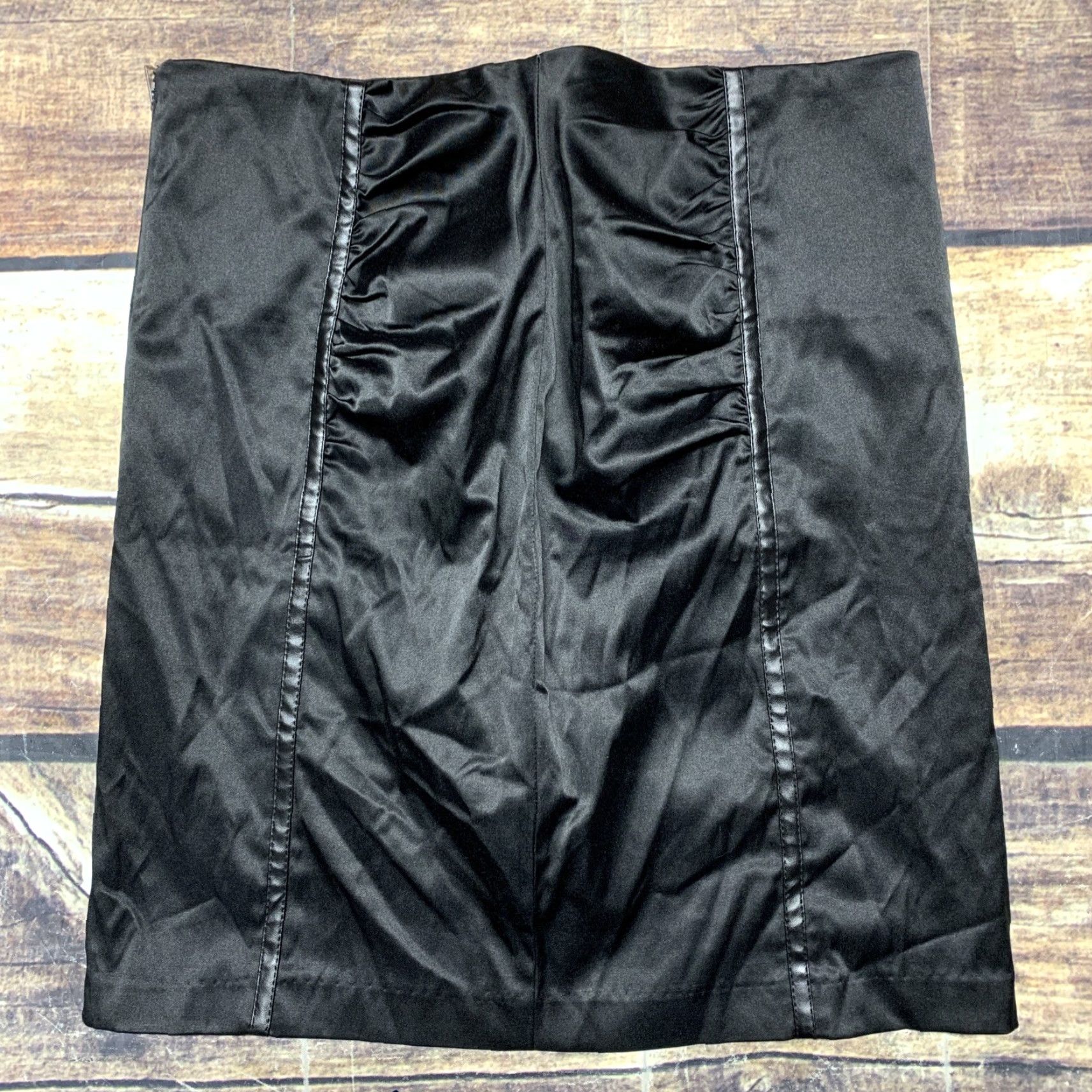 Vintage Charlotte Russe Mini Skirt Size 9 Side Zipper Cotton Black Womens Short Faux Leather Style Mini Skirt Size 30" / US 8 / IT 44 - 2 Thumbnail