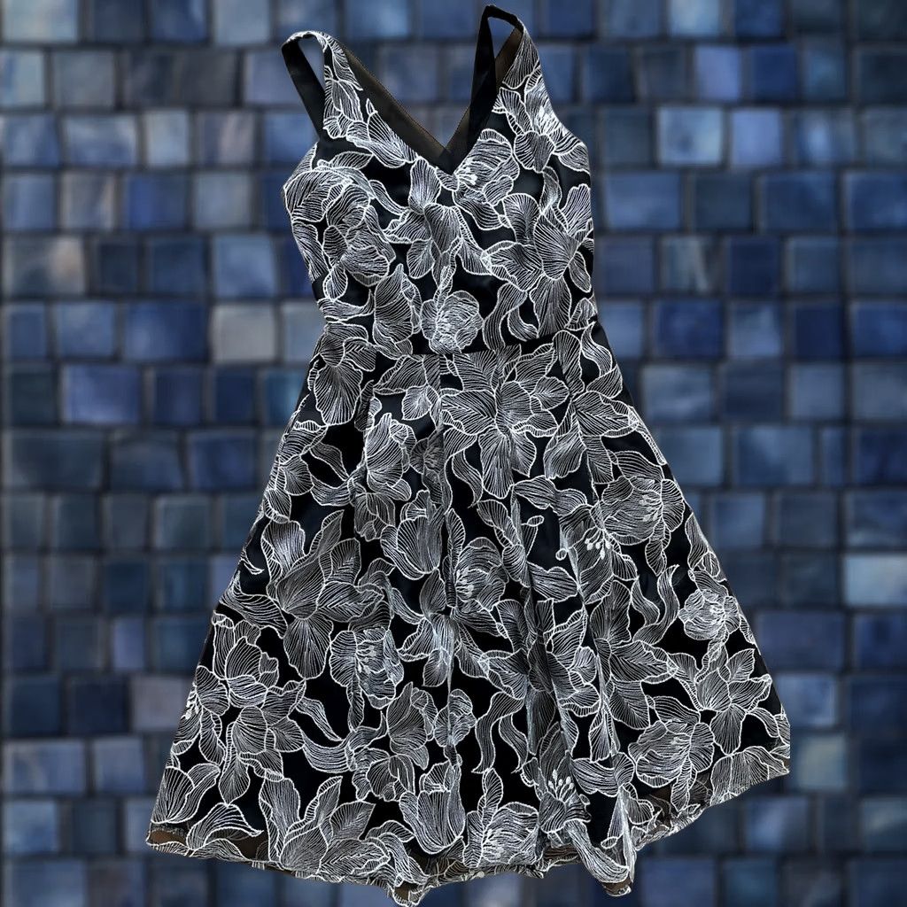 White House Black Market VINTAGE WHBM White House Black Market Shift Dress Floral Embroidered Pockets Lined 00P Size XXS / US 00 / IT 34 - 1 Thumbnail