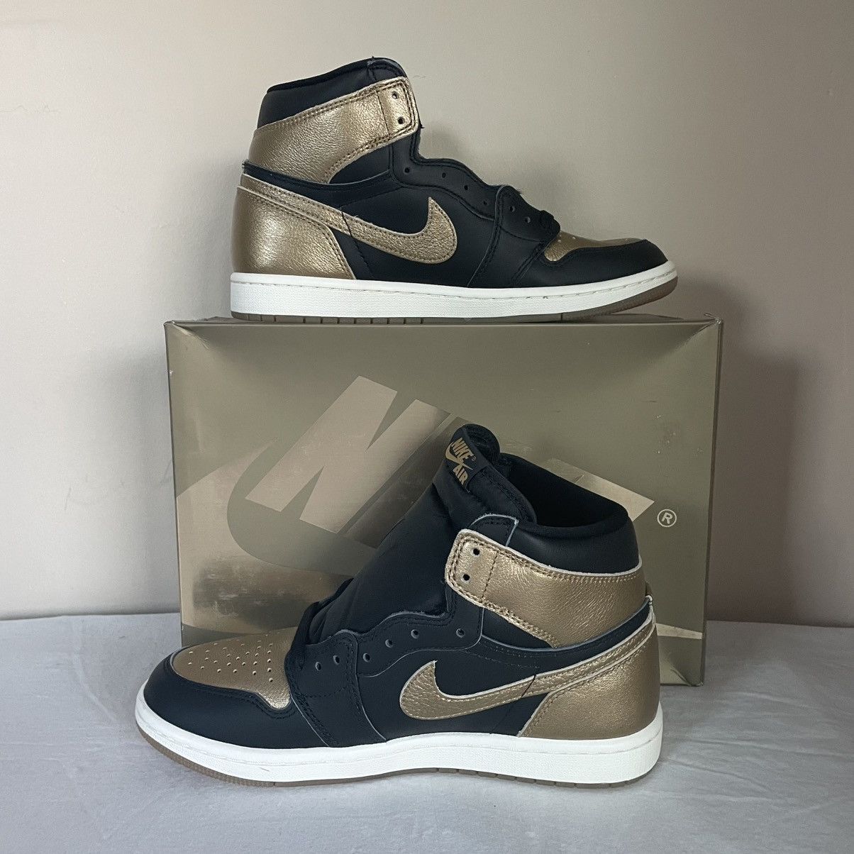 Jordan Brand × Nike Nike Air Jordan 1 High OG Black Metallic Gold Mens US Size 8 Size US 8 / EU 41 - 2 Thumbnail