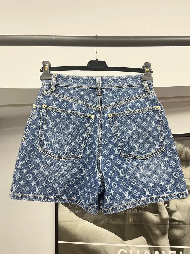 Louis Vuitton Louis Vuitton High waisted denim shorts with presbyopic lo Size US 36 / EU 52 - 3 Thumbnail