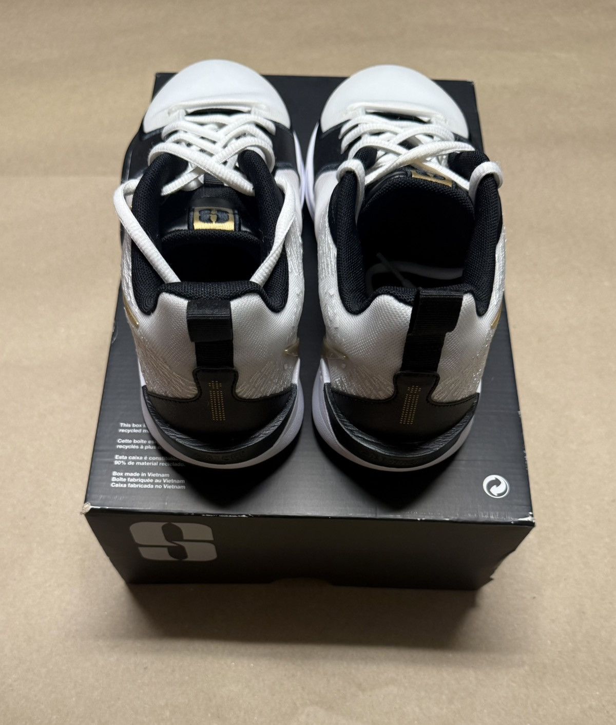 Nike Nike Air Sabrina 2 KC GS Gold Quest size 5y Basketball NEW! Size US 5 / EU 37 - 4 Thumbnail