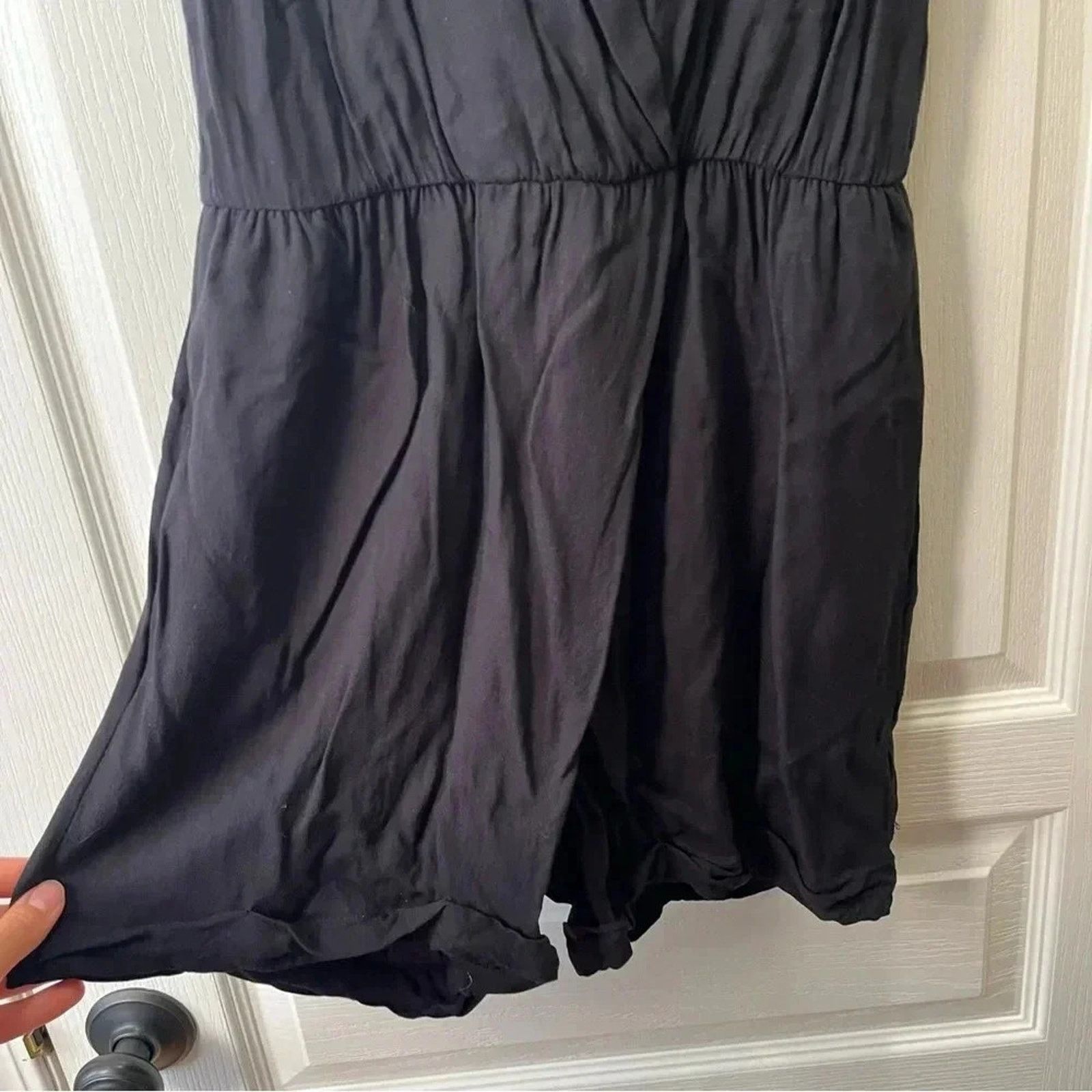Alice + Olivia Alice + Olivia Romper Size 2 Black Zip Up Back V Neck Flowy Size 26" / US 2 / IT 38 - 10 Thumbnail