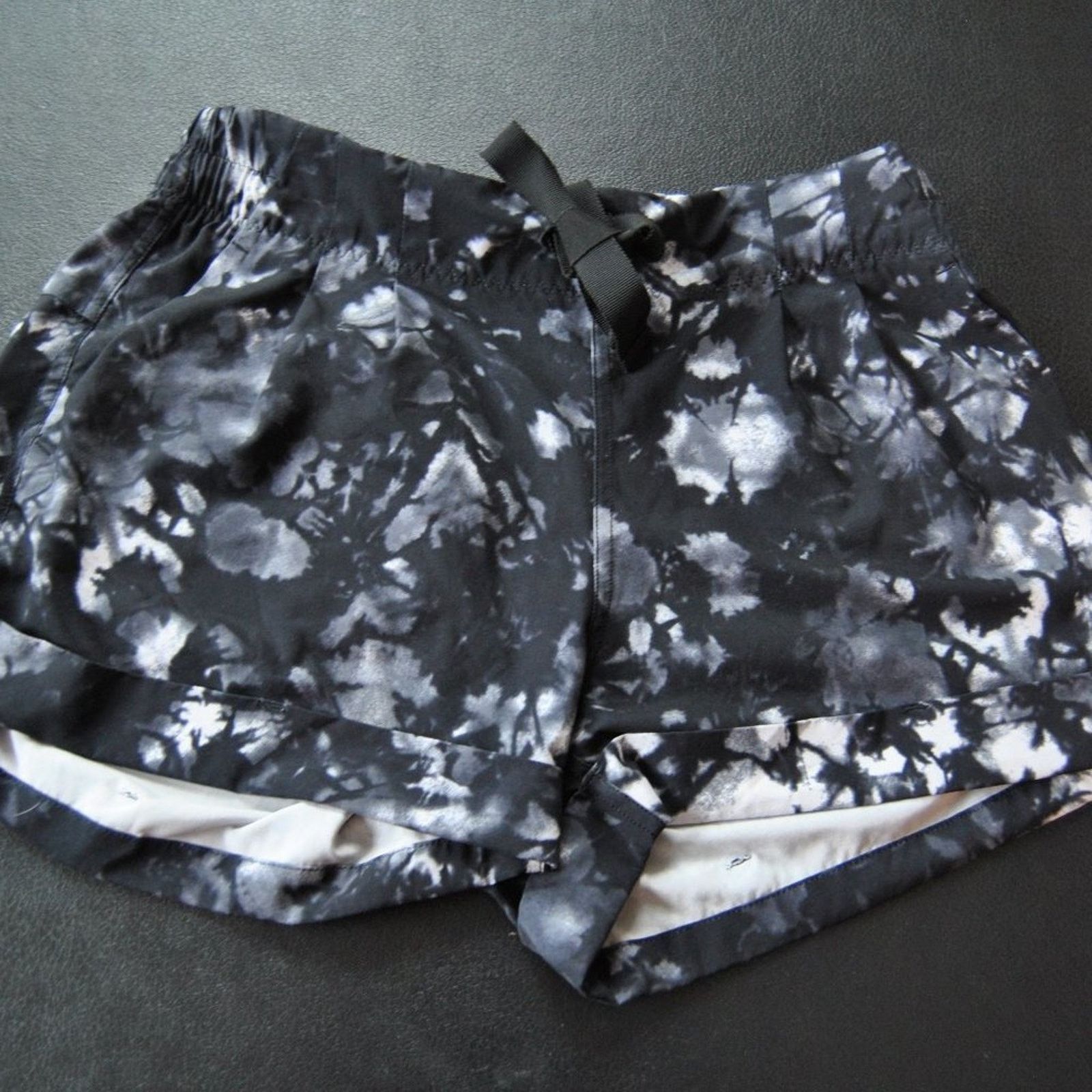 Lululemon Lululemon Shorts Size 6 Black White Gray Camo Size 28" / US 6 / IT 42 - 3 Thumbnail