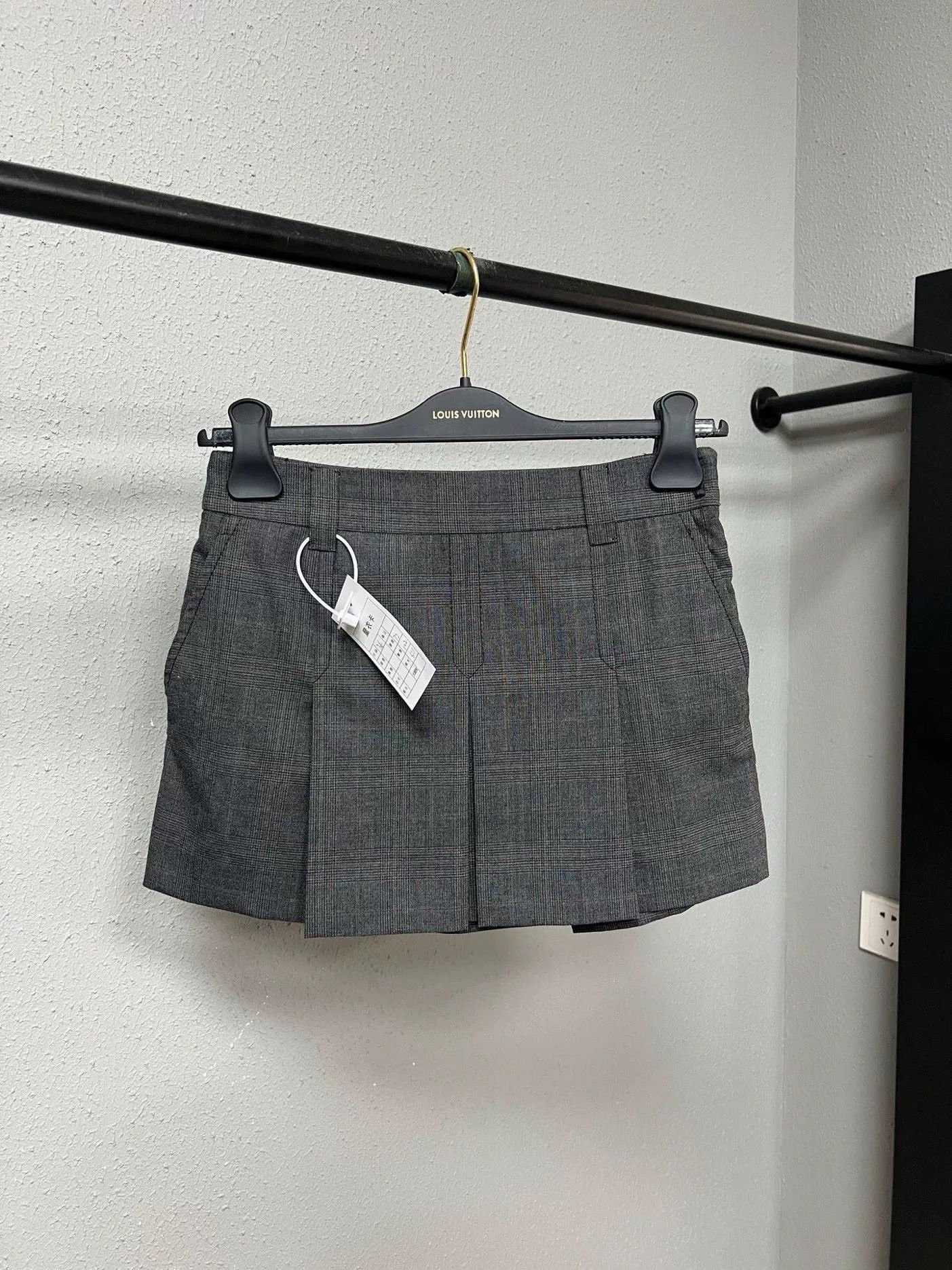 Miu Miu Miu Miu Gray Plaid Patch Logo Pleated Skirt Size ONE SIZE - 2 Thumbnail