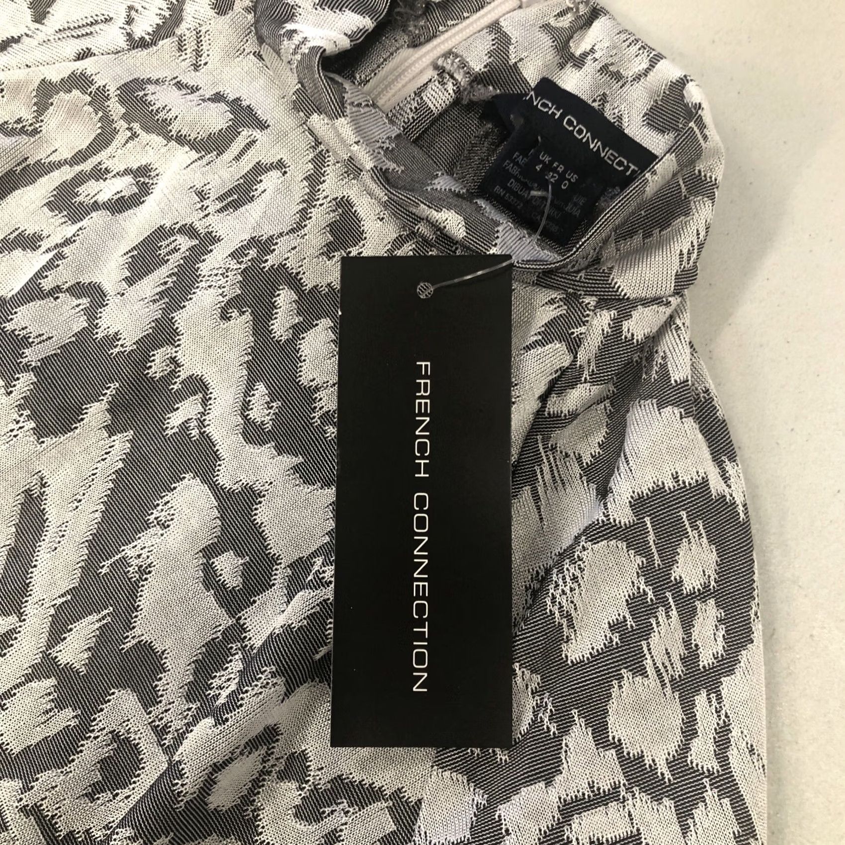 French Connection FRENCH CONNECTION Cocktail Dress Silver Confetti Size 0 Short Sleeve V-Neck Back Zipper Women's Party Mini Dress Size XS / US 0-2 / IT 36-38 - 3 Thumbnail
