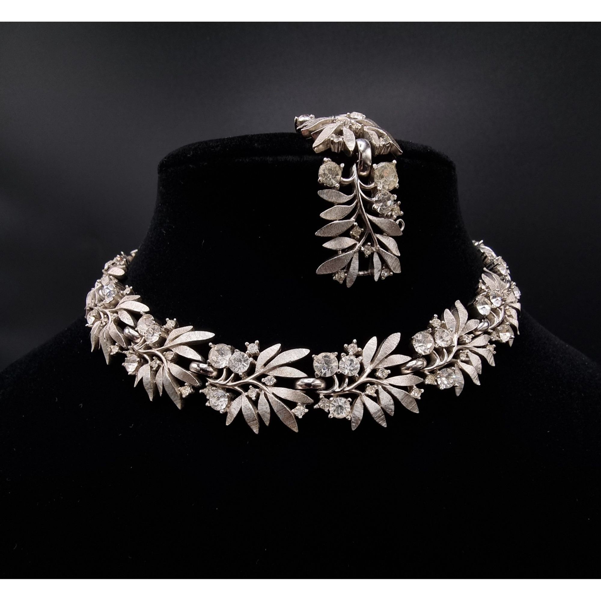 Vintage Vintage 1960s TRIFARI Silver-Tone Rhinestone Leaf Necklace & Size ONE SIZE - 3 Thumbnail