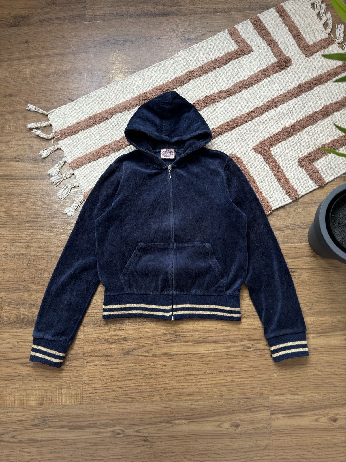 Juicy Couture VINTAGE VELOUR JUICY COUTURE CROPPED 2000s ZIP UP HOODIE Size M / US 6-8 / IT 42-44 - 3 Thumbnail