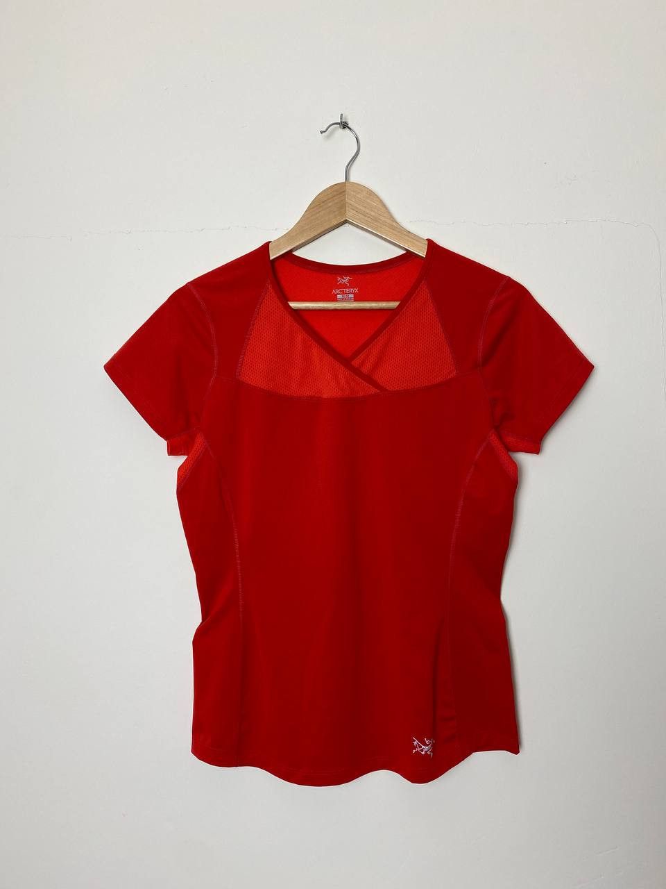 Arc'teryx × Vintage Vintage Arc'Teryx V-Neck Small Logo Women's T-Shirt Size M / US 6-8 / IT 42-44 - 1 Thumbnail