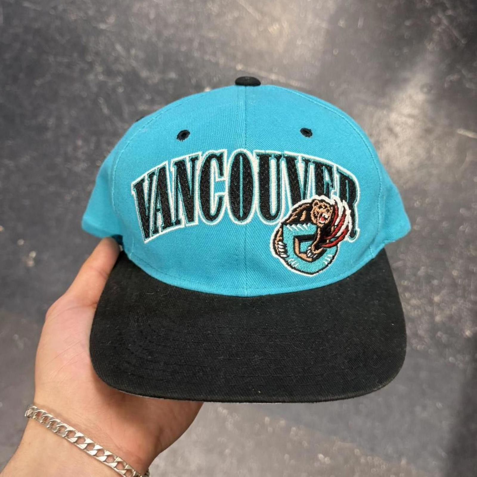 Starter Vintage 90s Vancouver Grizzlies Starter Hat Size ONE SIZE - 1 Thumbnail