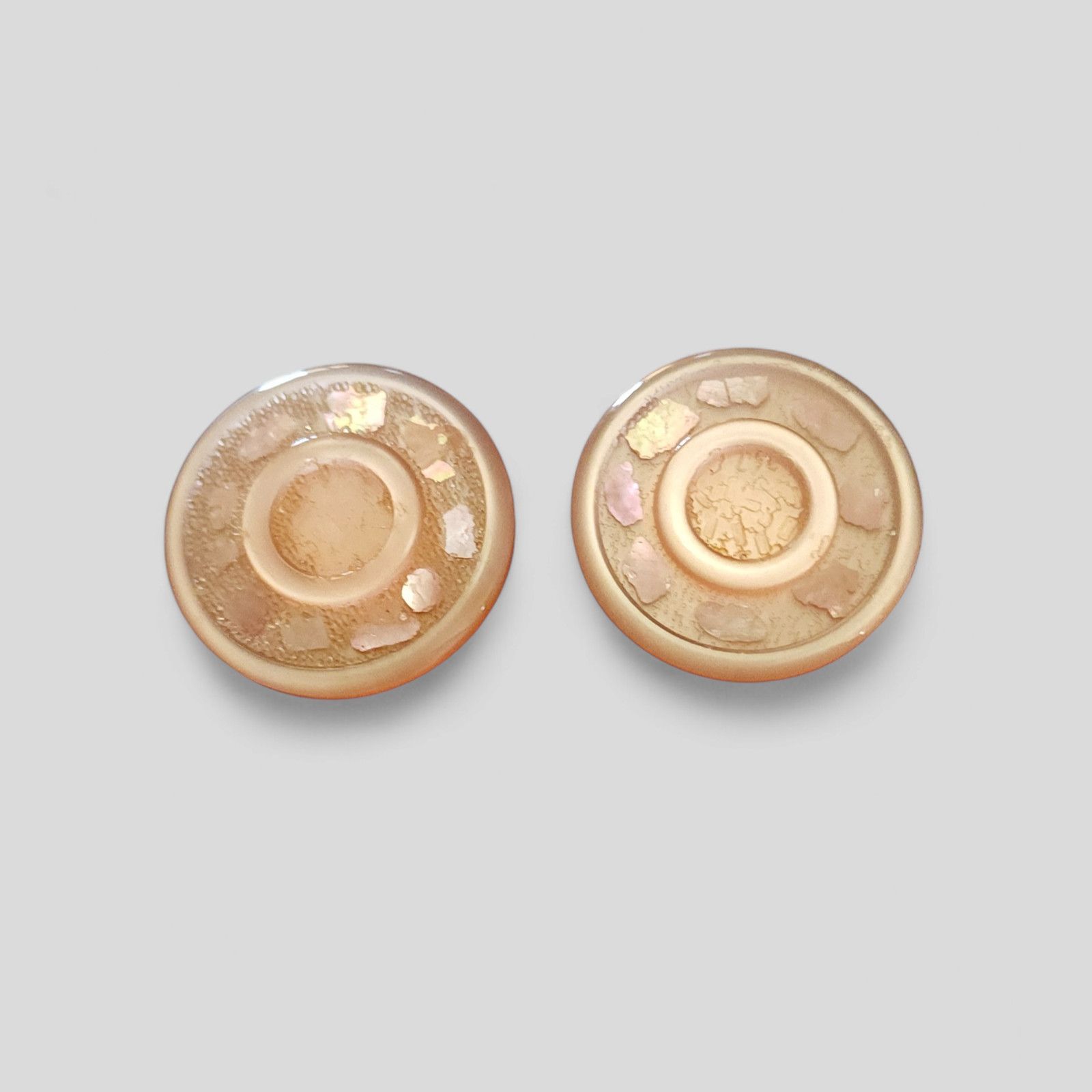 The Unbranded Brand Vintage 1940s Pearlescent earrings pearl shell brass clip-on Size ONE SIZE - 1 Thumbnail