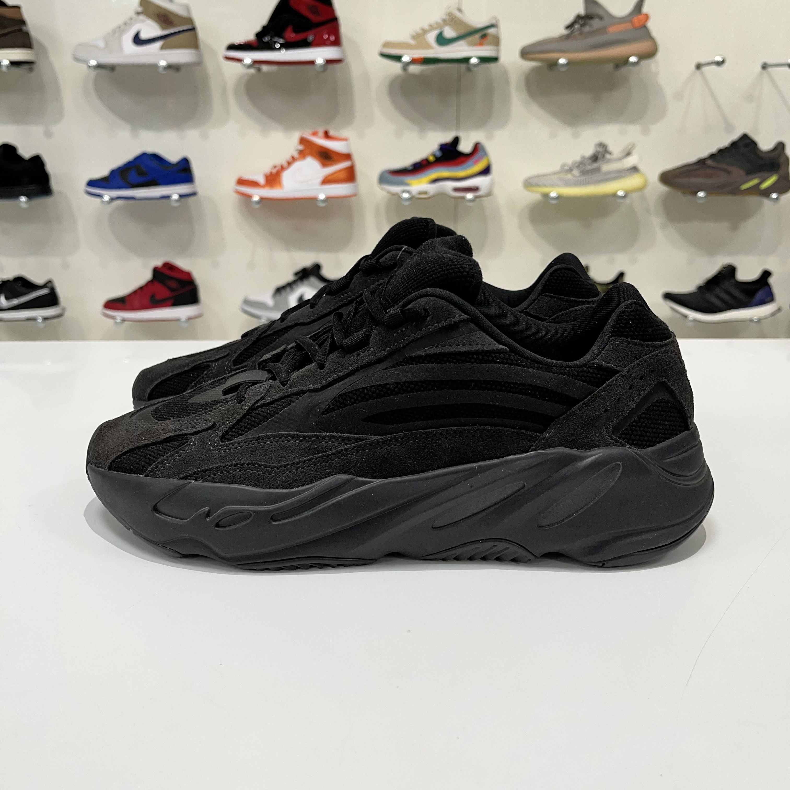 Adidas Adidas Yeezy Boost 700 V2 Vanta Size US 10 / EU 43 - 3 Thumbnail