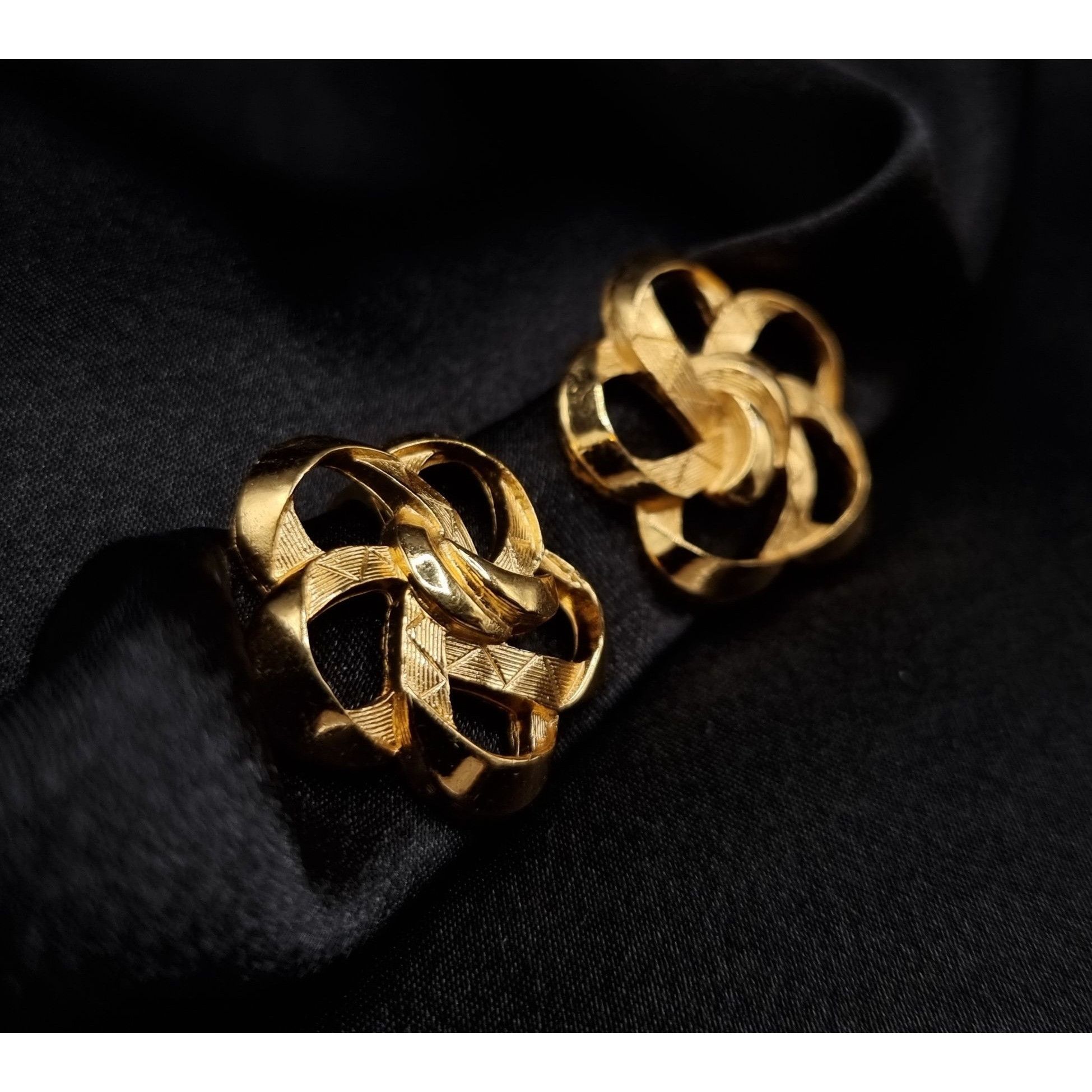 Vintage Vintage 1960s TRIFARI Signed Gold-Tone Clip-On Knot Earrings Size ONE SIZE - 2 Thumbnail