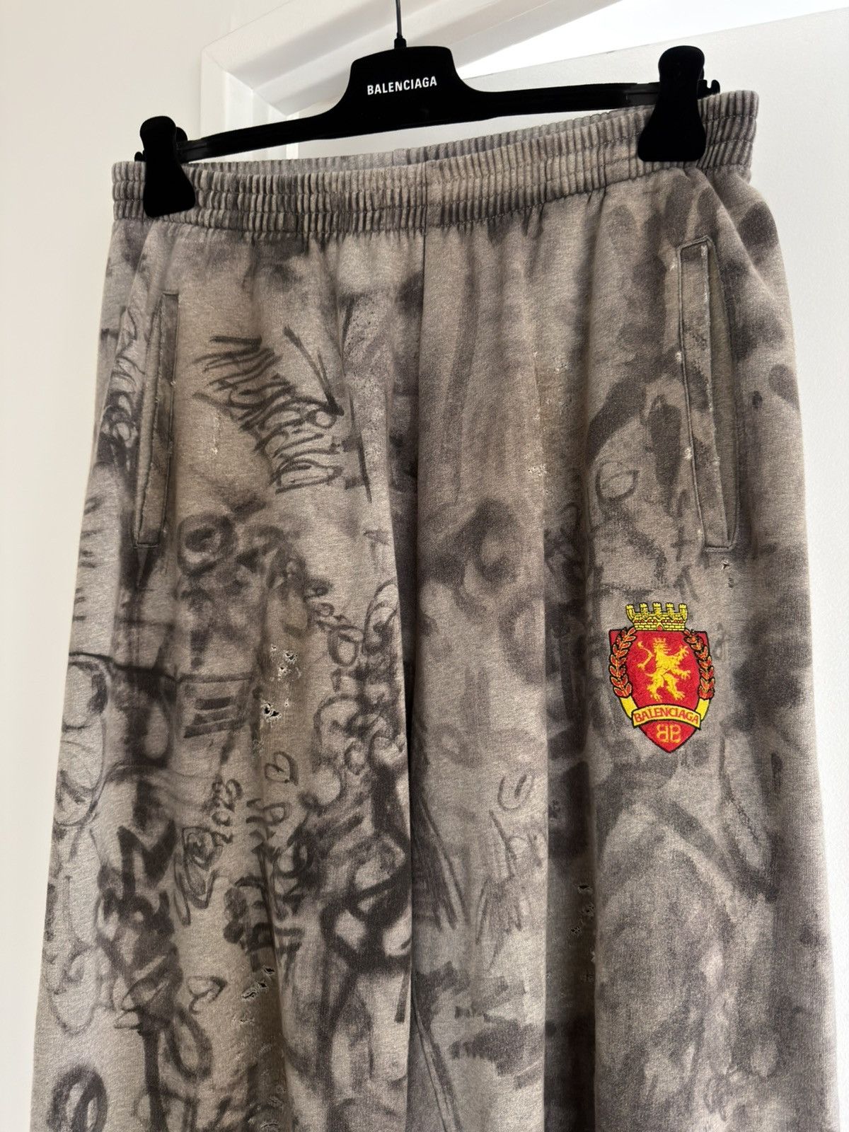Balenciaga BALENCIAGA SS23 MUD SHOW GRAFFITI SKATER BAGGY SWEATPANTS Size US 32 / EU 48 - 2 Thumbnail