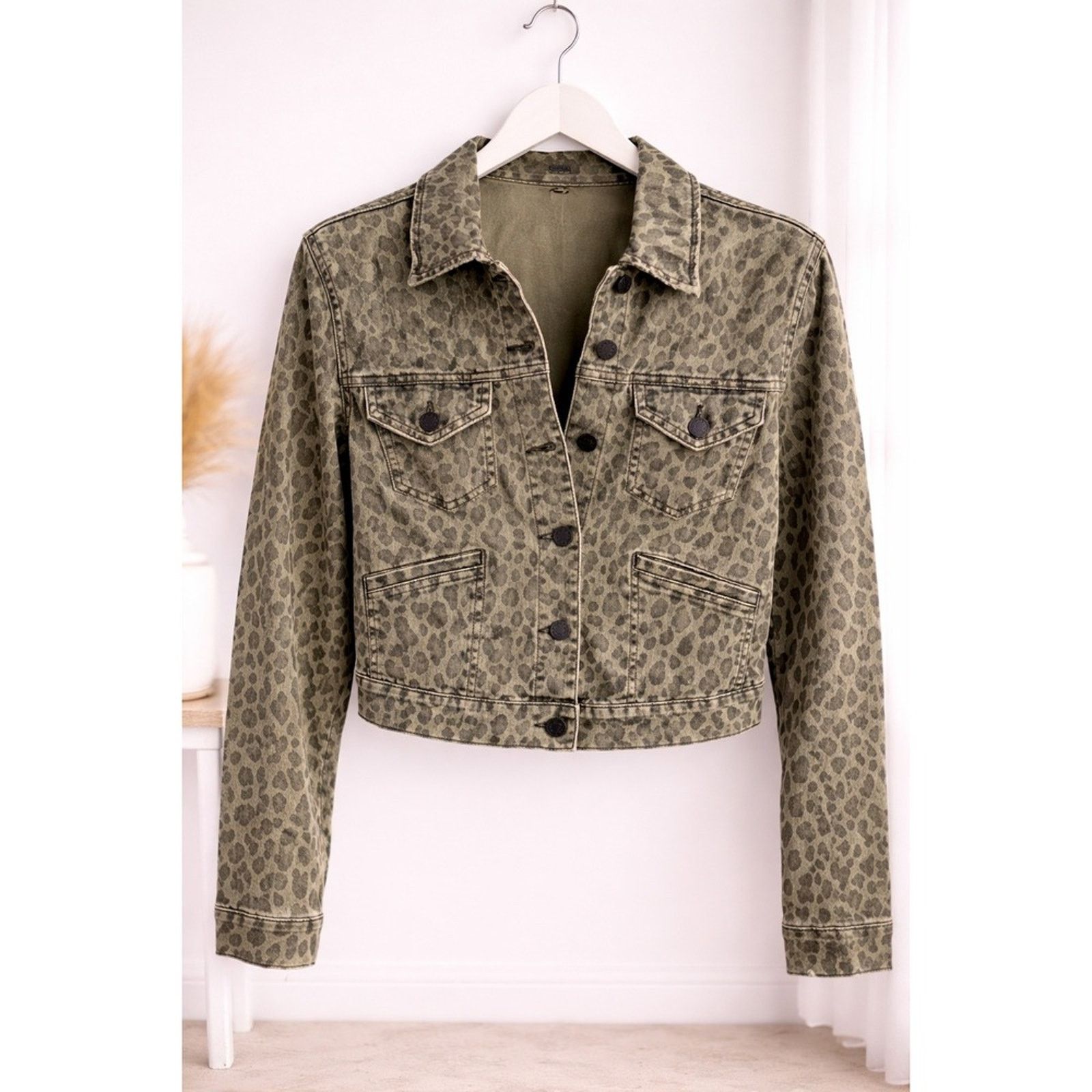 Lulus Lulus Olive Green Leopard Print Cropped Denim Jacket Trucker Size S / US 4 / IT 40 - 2 Thumbnail