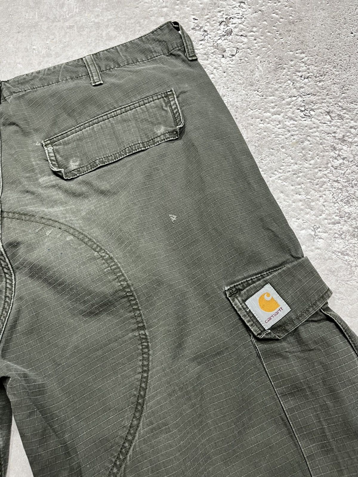 Carhartt distressed green cargo pants 38x34 rugged workwear