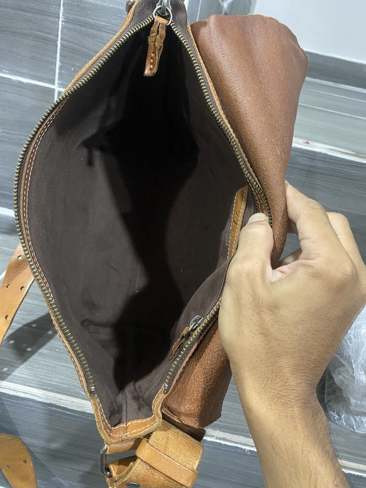 Japanese Brand Full Leather Patina 1203 Mano Fece Cross Body Bag Size ONE SIZE - 14 Thumbnail