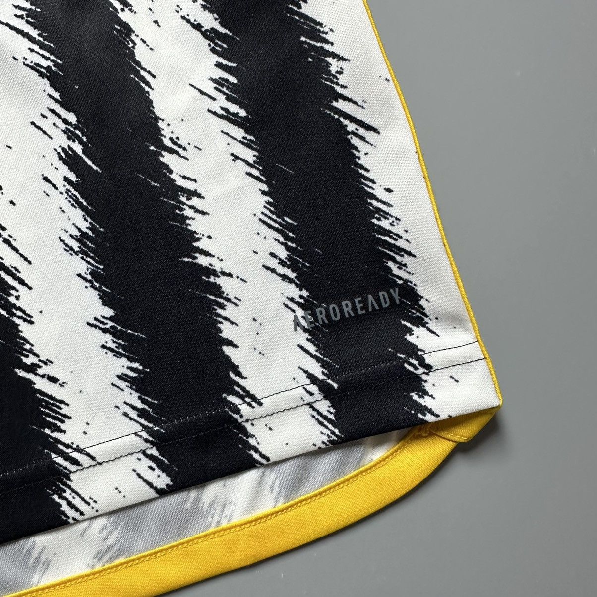 Adidas JUVENTUS ADIDAS 2024/2025 FOOTBALL HOME JERSEY #10 YILDIZ Size US M / EU 48-50 / 2 - 7 Thumbnail