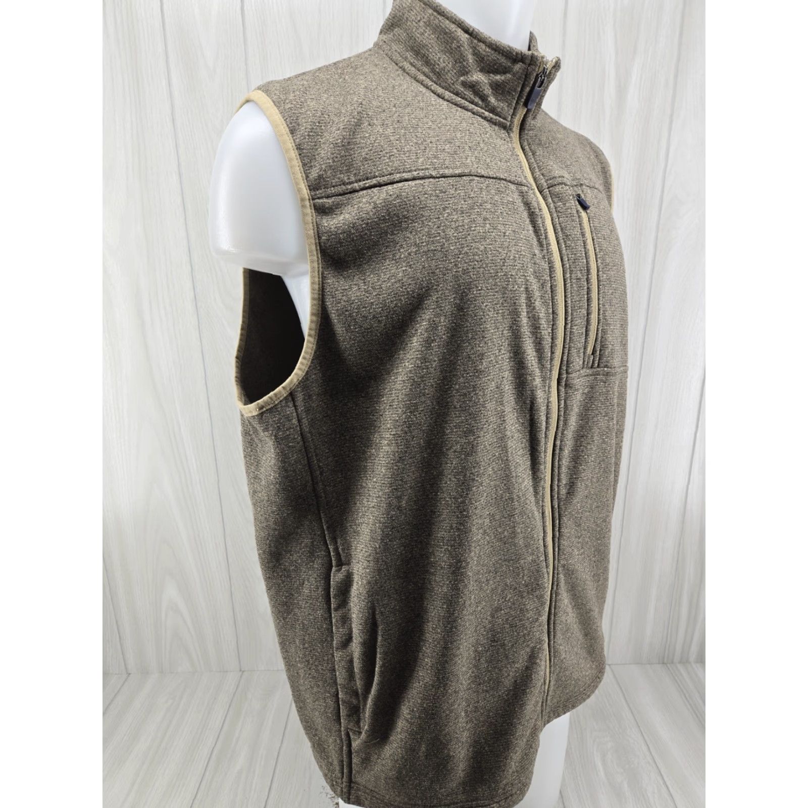 Izod VINTAGE Izod Vest XL Beige Polyester Full Zip Sleeveless Golf Sweater Pockets (No, Vintage not applicable) Size US XL / EU 56 / 4 - 7 Thumbnail