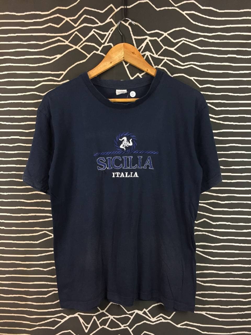 Vintage Vtg Sicilia Italia Embroidered Trinacria Logo Souvenir Tee Size US S / EU 44-46 / 1 - 1 Thumbnail