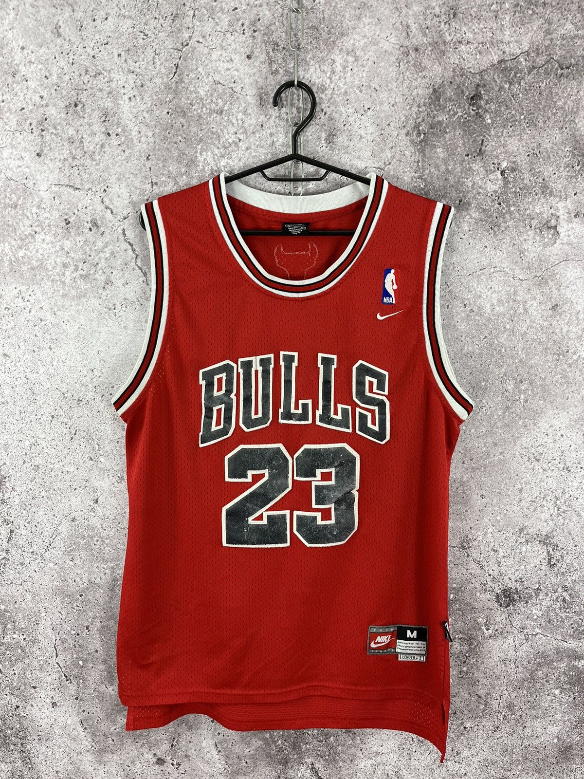 NBA × Nike Vintage Nike NBA Chicago Bulls #23 Jordan Red Size M Size US M / EU 48-50 / 2 - 1 Thumbnail