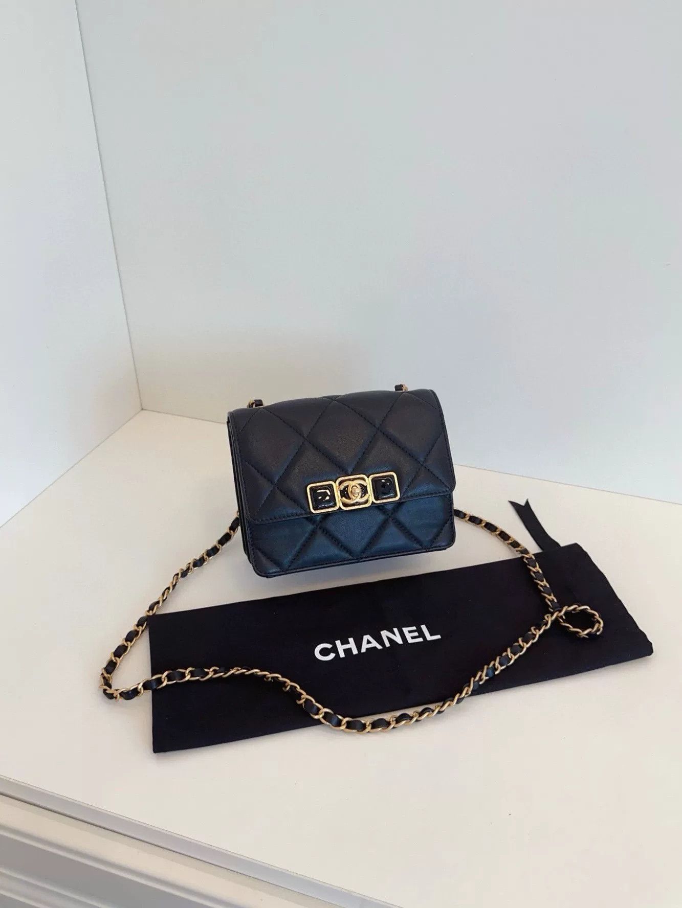 Chanel Pre-loved Bag Very good condition Size ONE SIZE - 1 Thumbnail