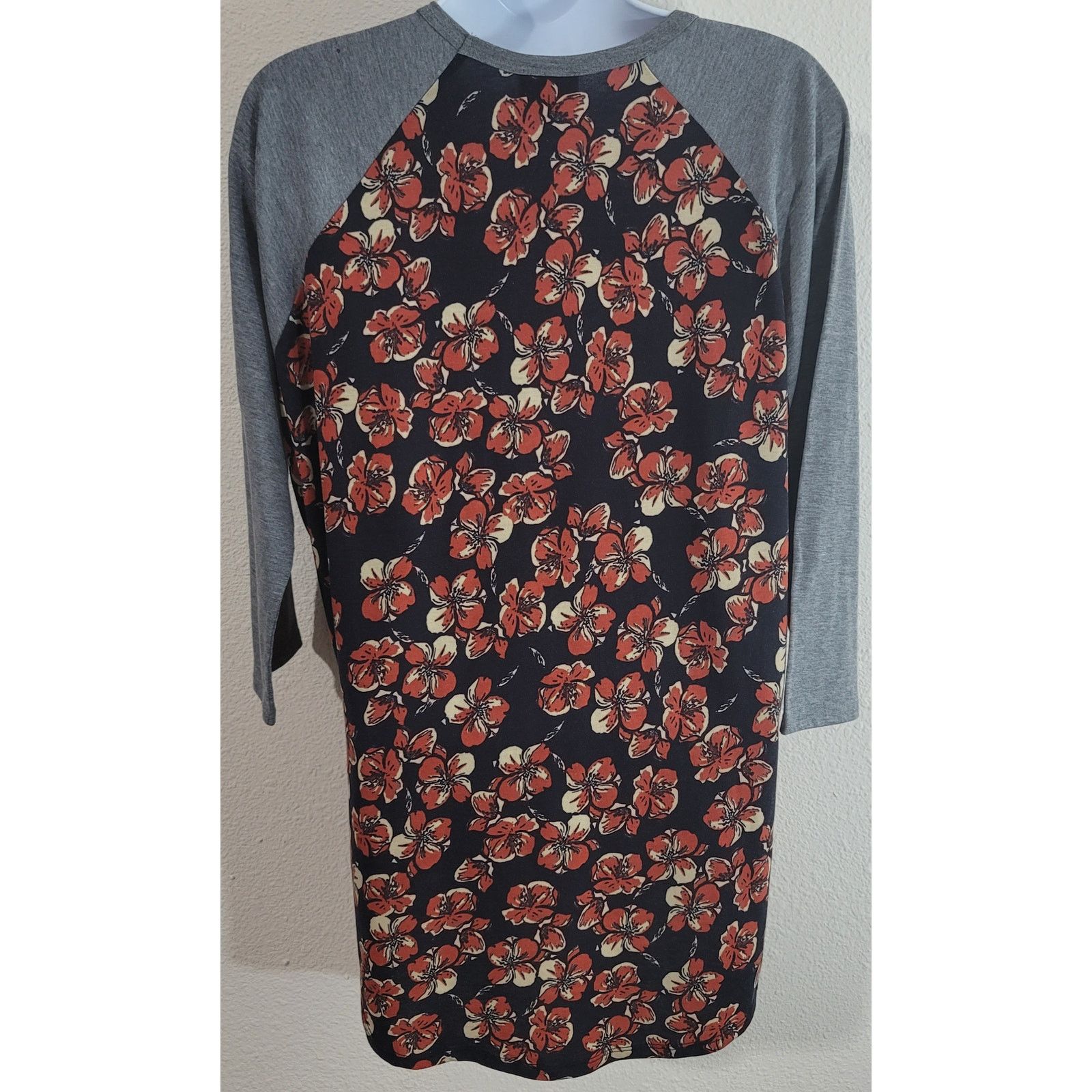 Other LuLaRoe Gray Blue Floral Print Top Large Raglan 3/4 Sleeves Size L / US 10 / IT 46 - 2 Thumbnail