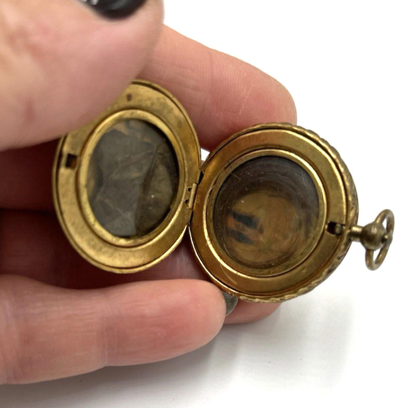 Other Antique Mourner Locket Pendant ROUND Enamel Flowers Size ONE SIZE - 3 Thumbnail