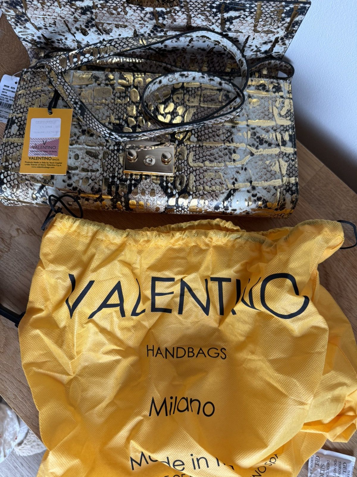 Valentino Valentino stunning clutch . Orig. price $895 Size ONE SIZE - 5 Thumbnail
