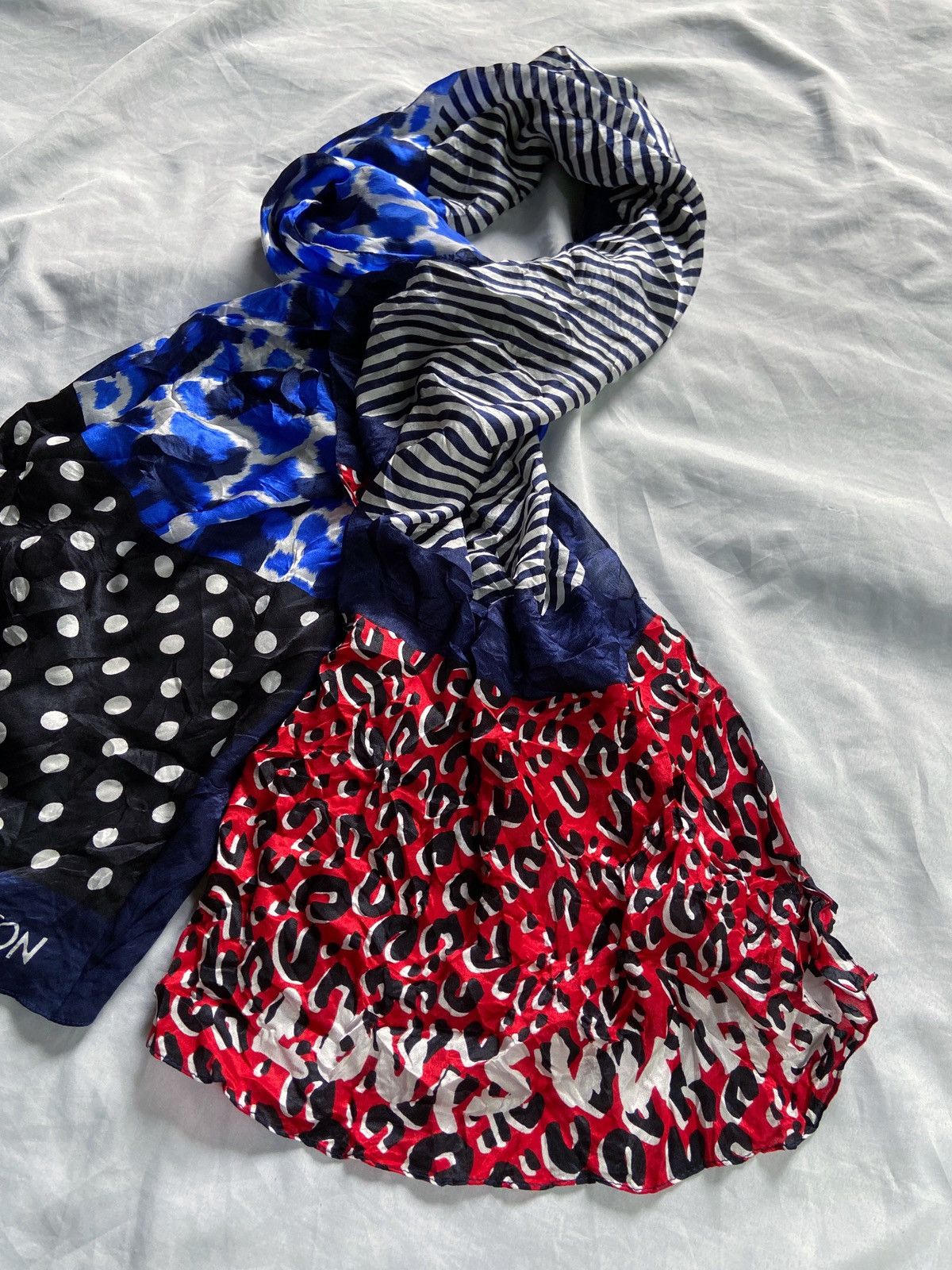Louis Vuitton LOUIS VUITTON PATTERN SILK SCARF Size ONE SIZE - 9 Thumbnail