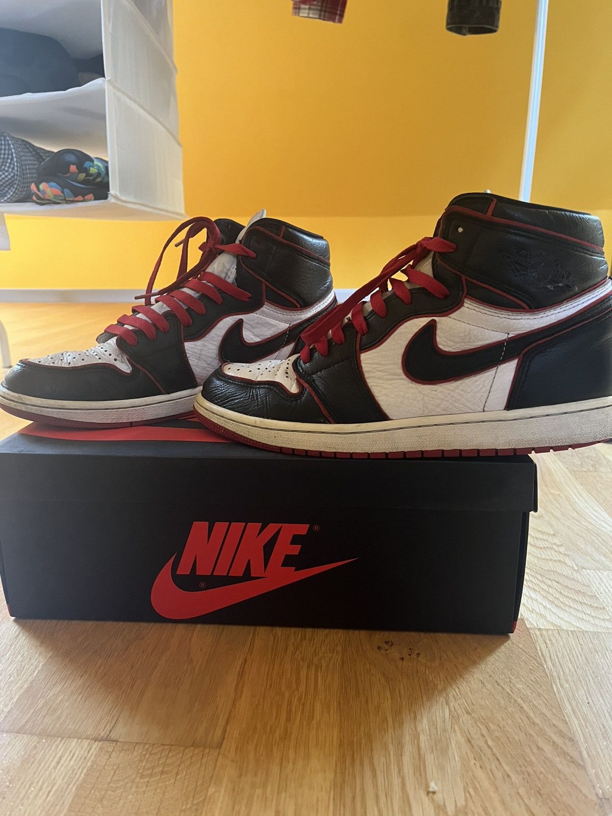 Jordan Brand × Nike Nike Air Jordan 1 Bloodline Size US 10 / EU 43 - 1 Thumbnail
