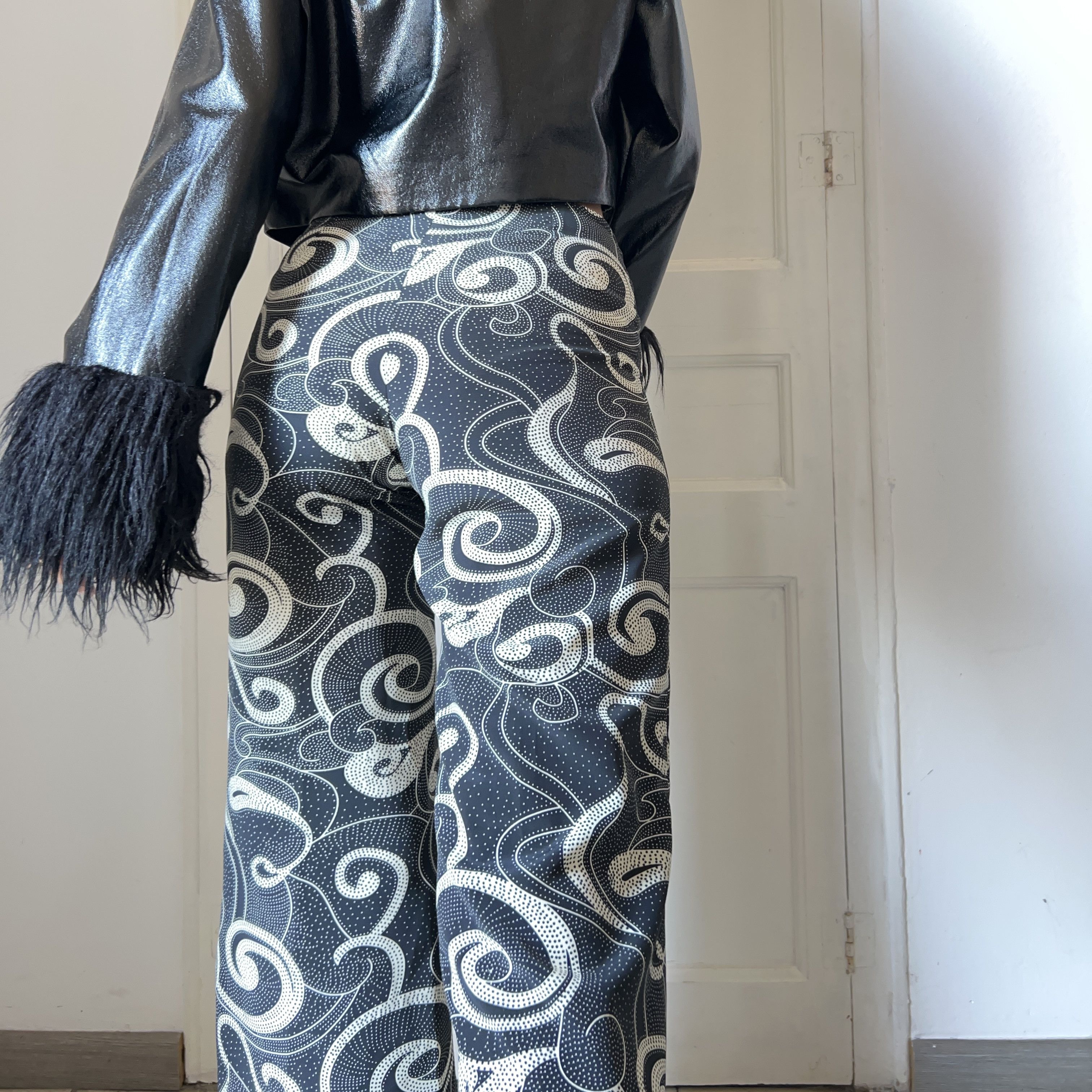 Vintage Vintage Y2k Monochrome Swirl Wide Leg Pants Size 27" / US 4 / IT 40 - 2 Thumbnail