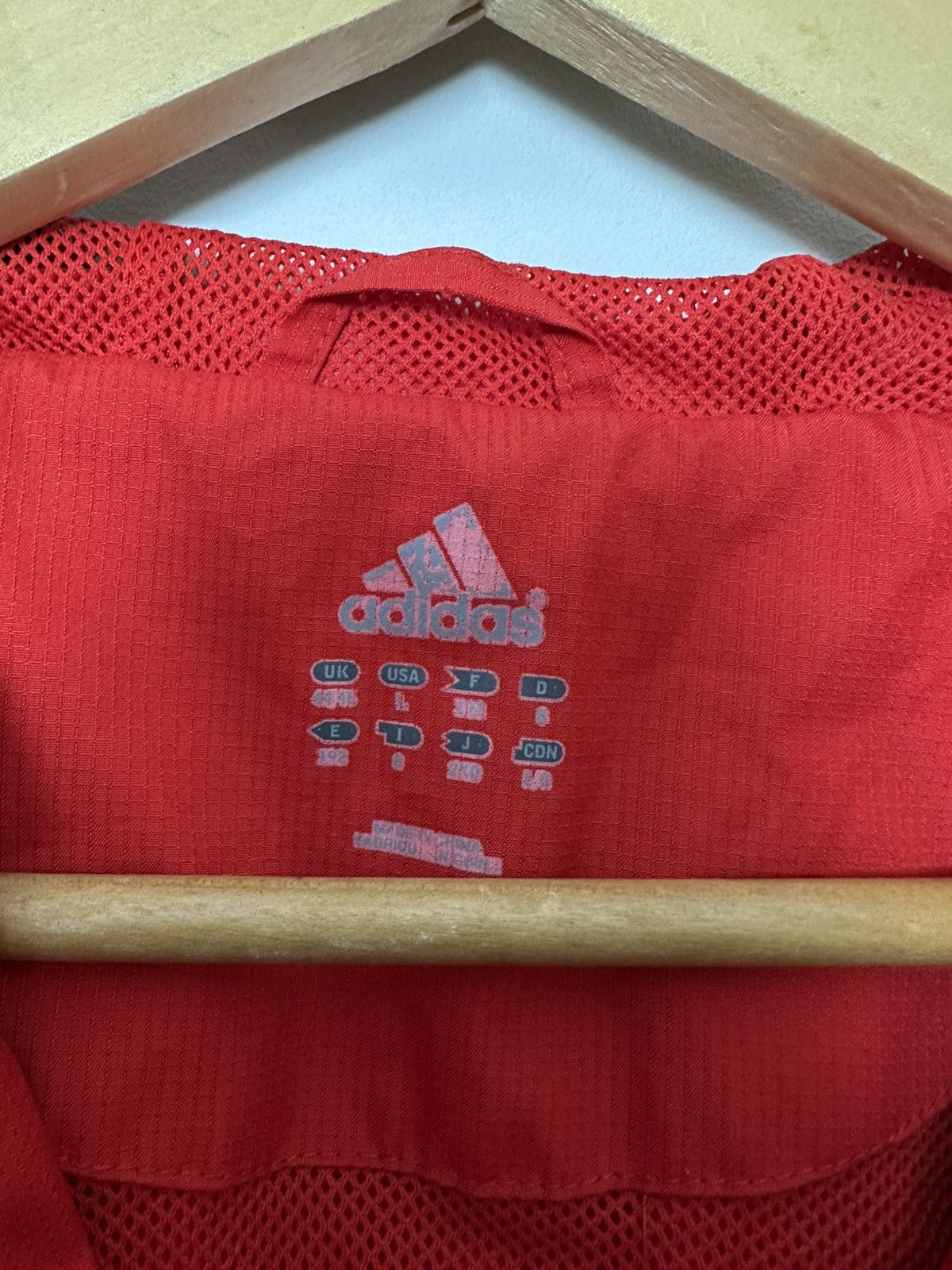 Adidas Liverpool 2006 2007 adidas track top hooded vintage jacket L Size US L / EU 52-54 / 3 - 5 Thumbnail