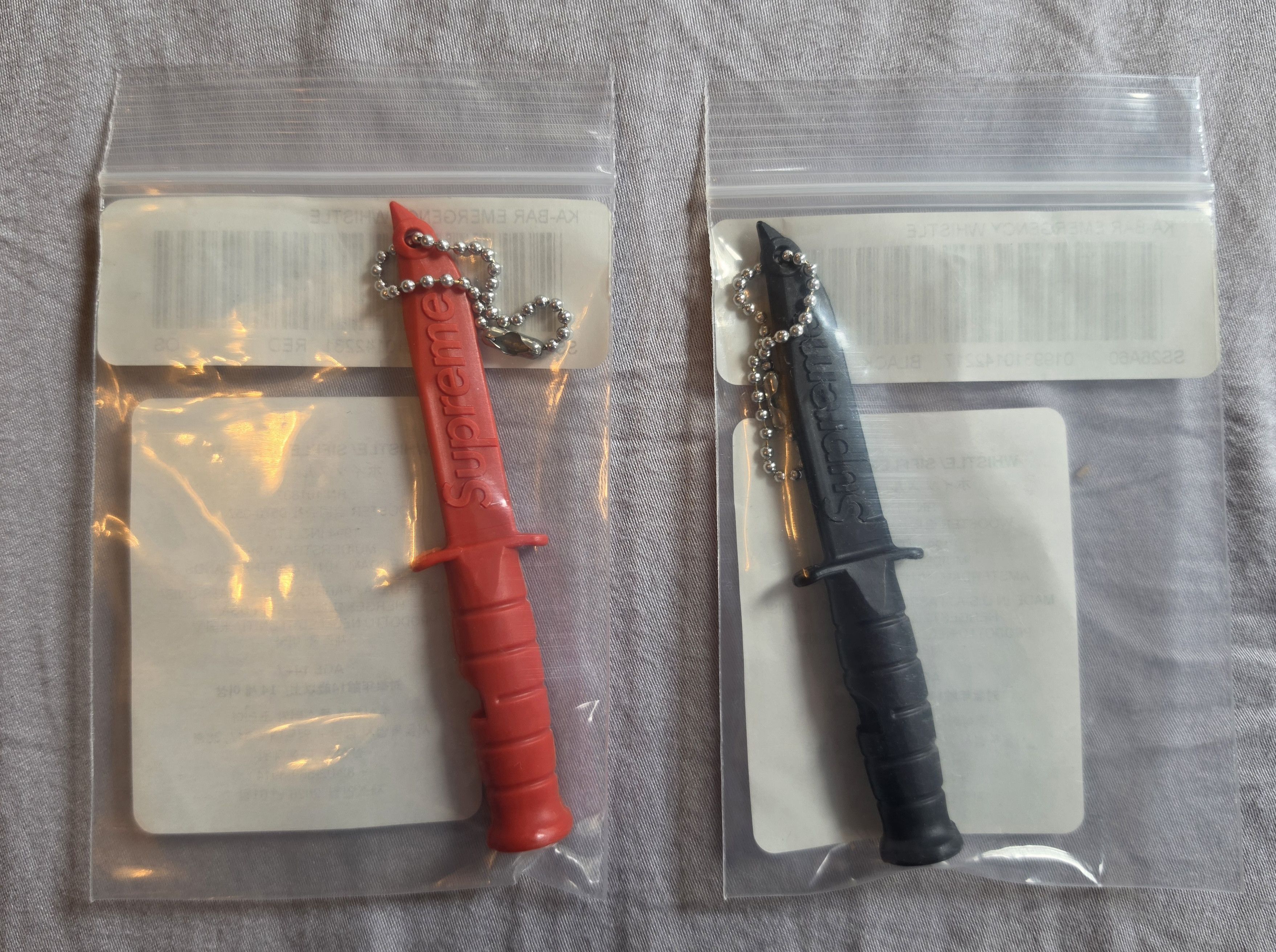 Ka-Bar Emergency Whistle Keychain 黒赤セット Supreme®/Ka-Bar Emergency Whistle Keychain - Supreme